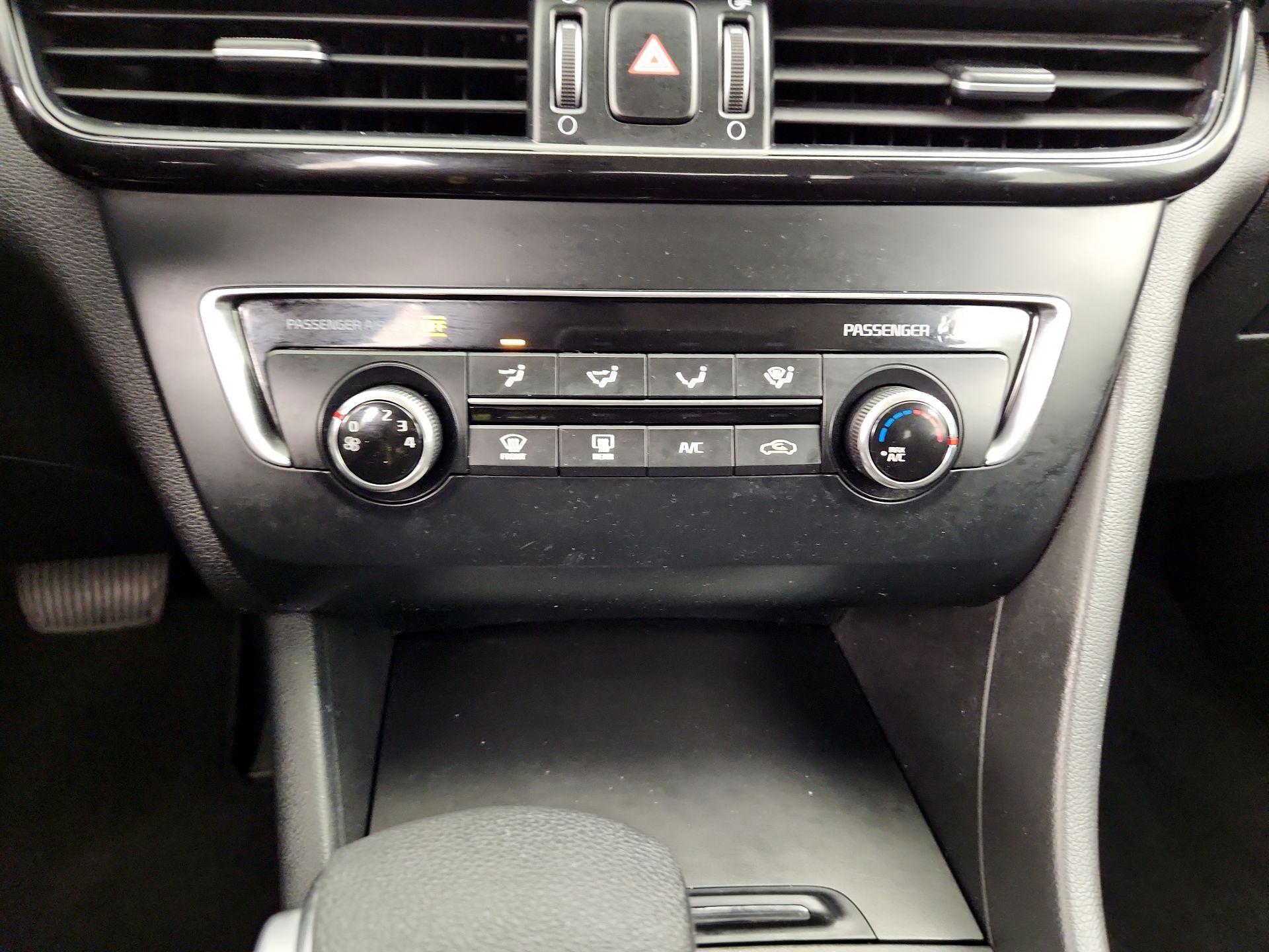 Thumbnail: 2016 Kia Optima - 16