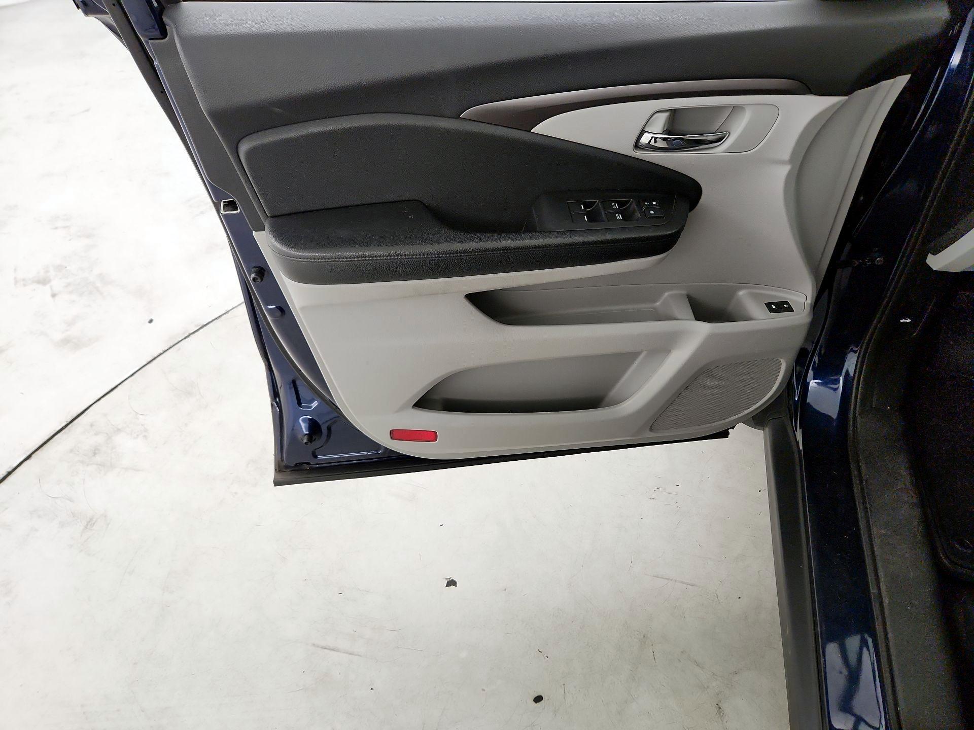 Thumbnail: 2017 Honda Pilot - 12