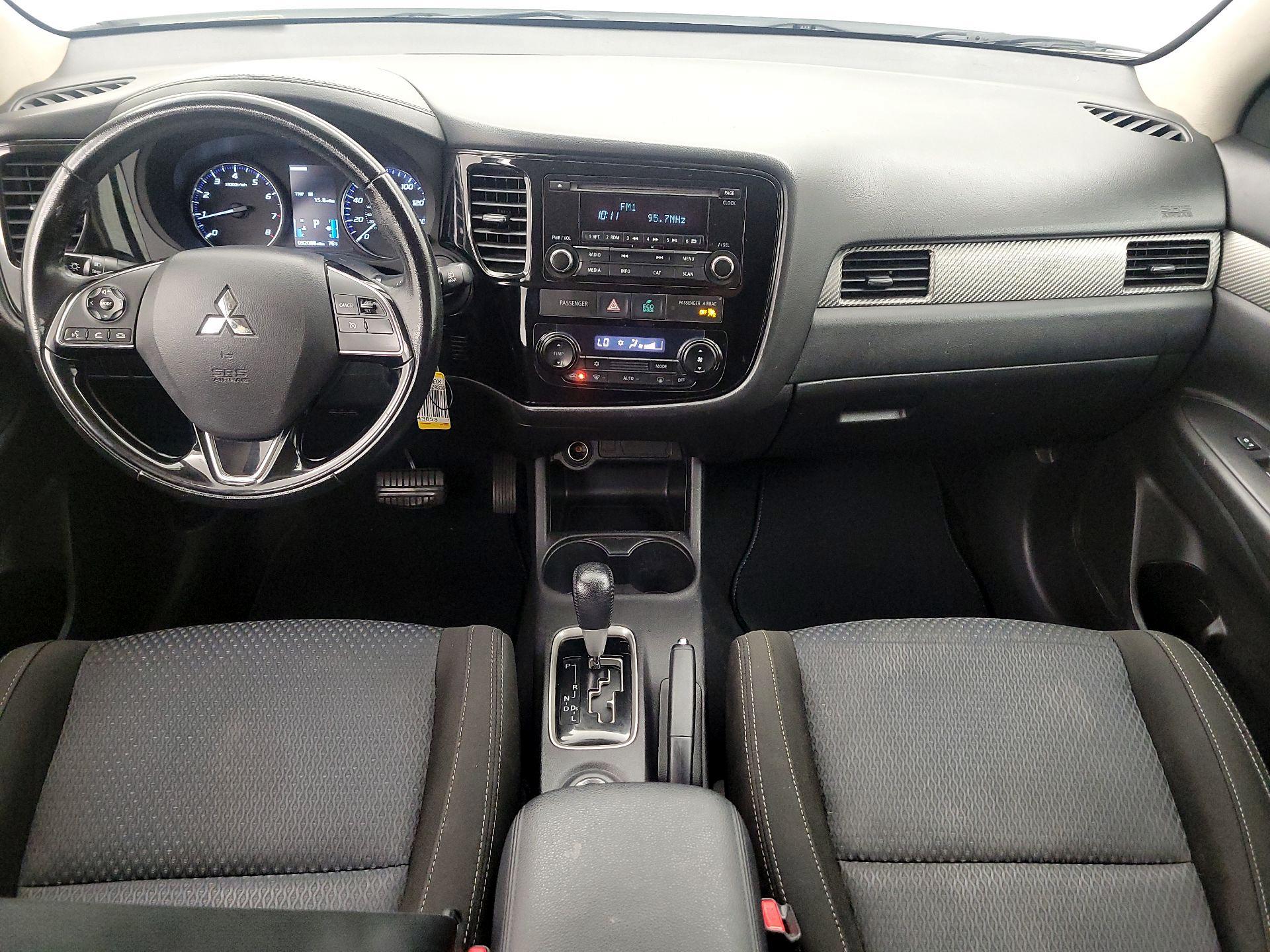 Thumbnail: 2016 Mitsubishi Outlander - 9