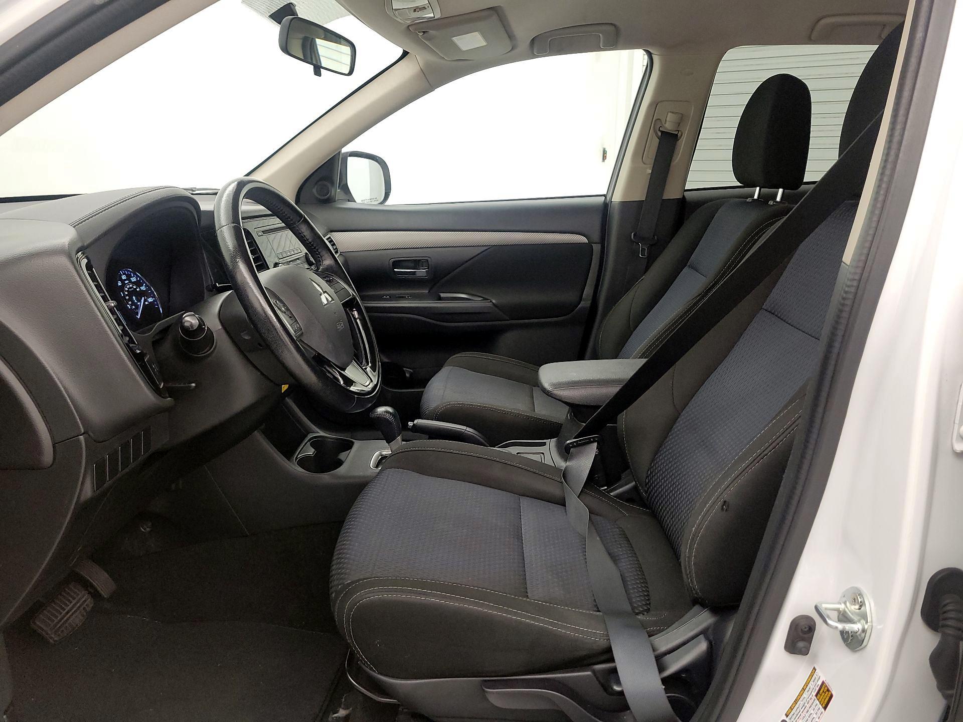 Thumbnail: 2016 Mitsubishi Outlander - 11