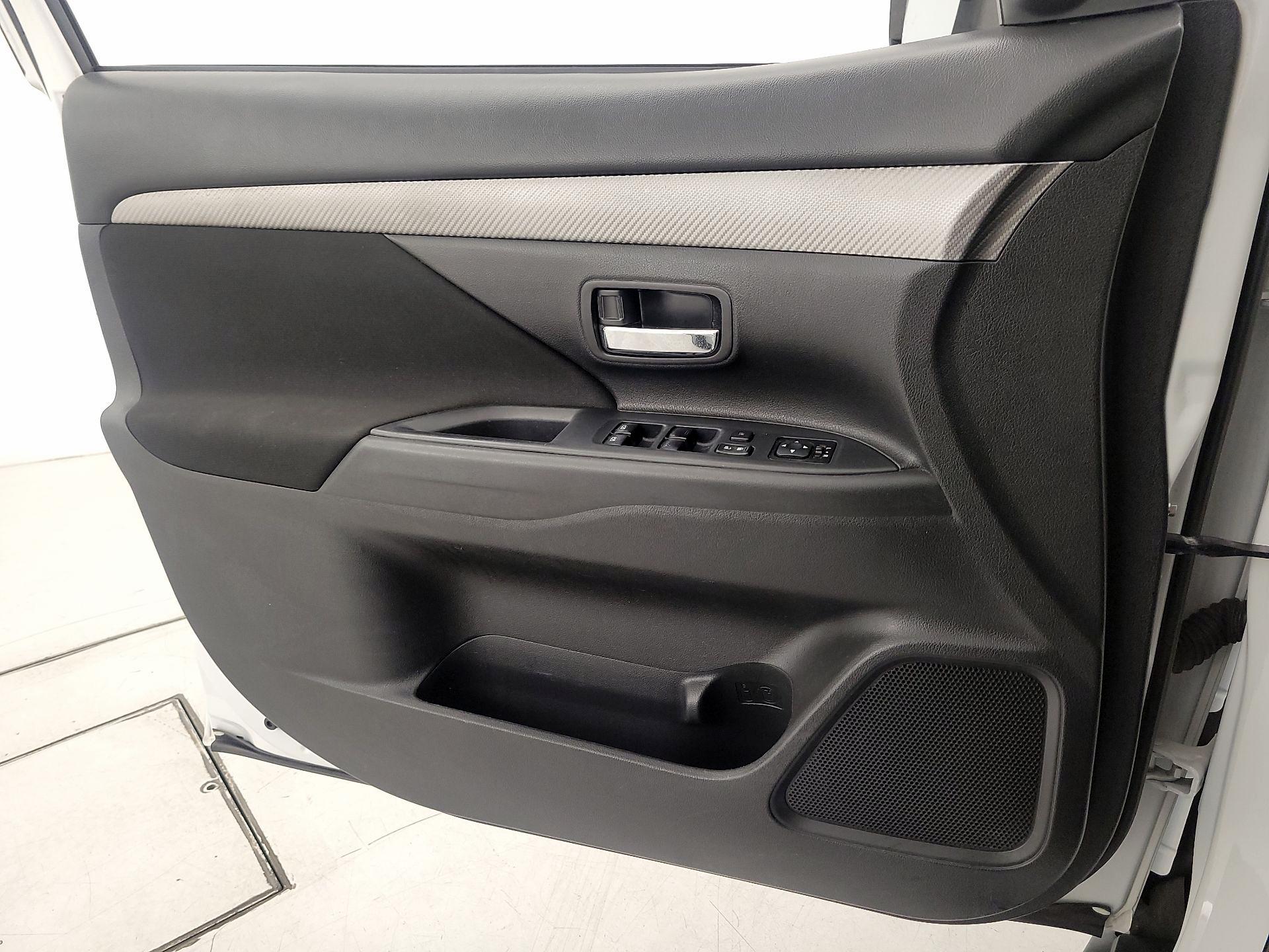 Thumbnail: 2016 Mitsubishi Outlander - 12