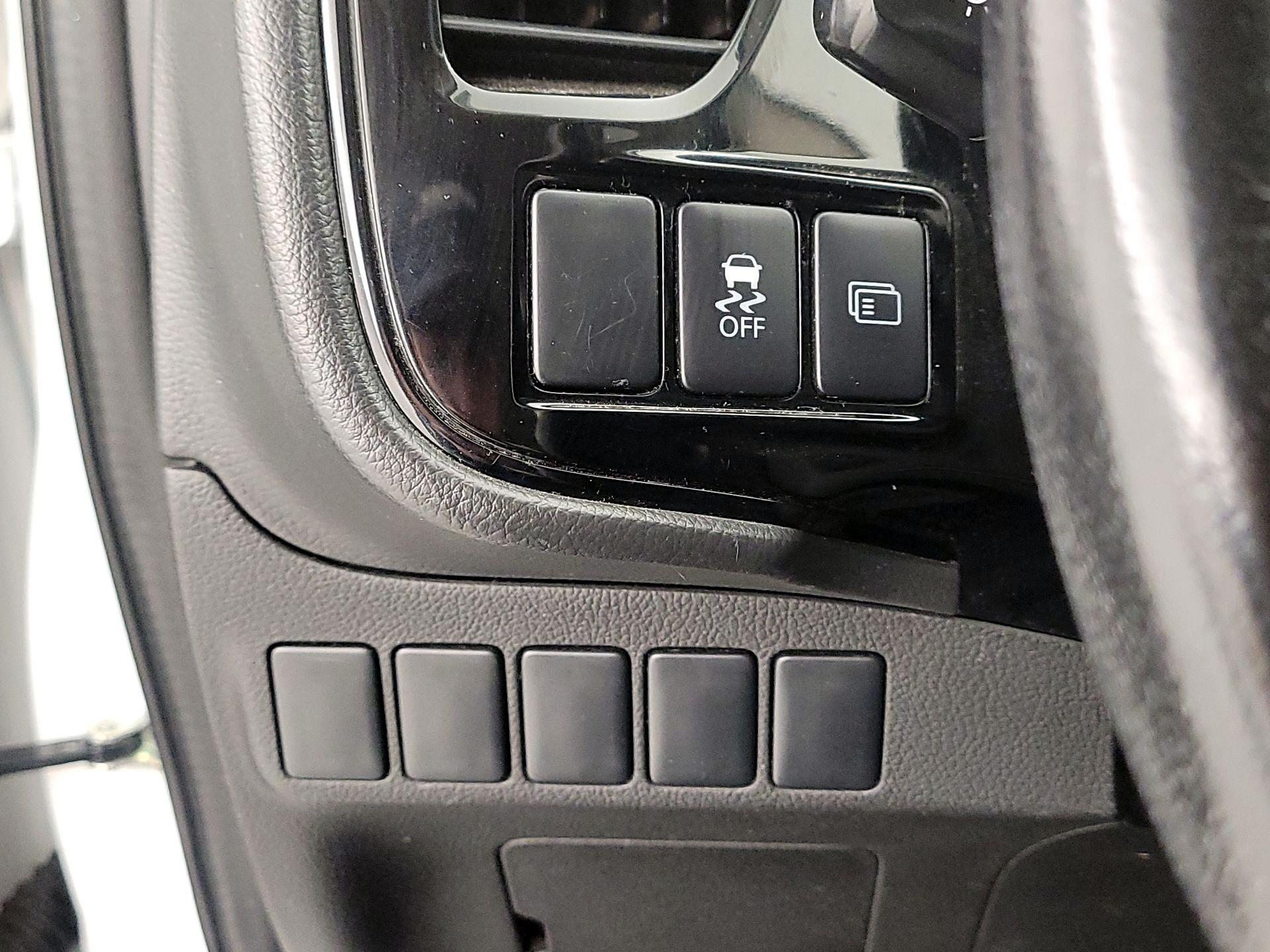 Thumbnail: 2016 Mitsubishi Outlander - 13