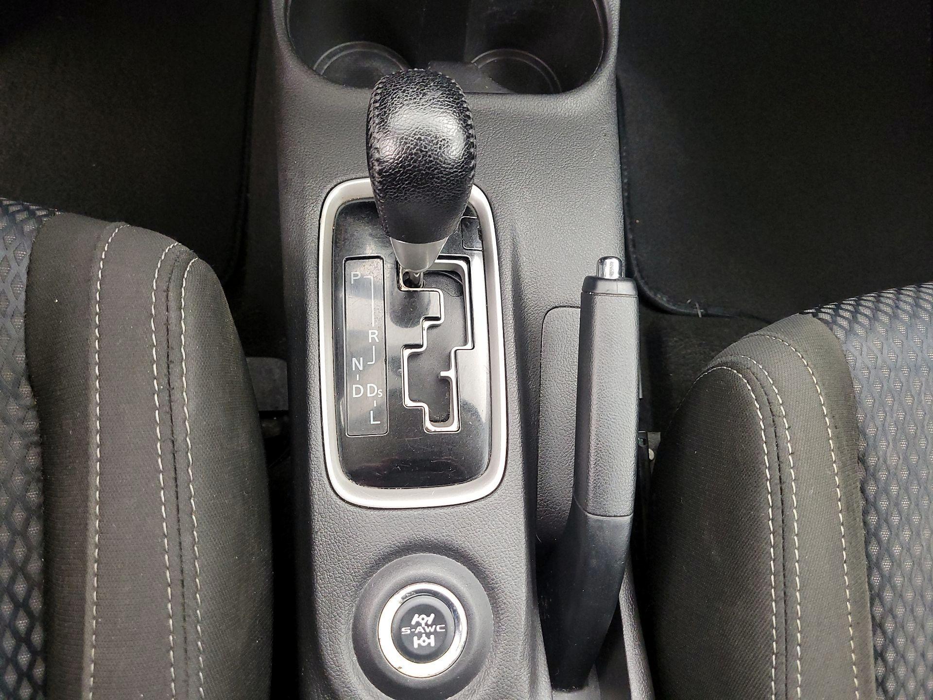 Thumbnail: 2016 Mitsubishi Outlander - 16