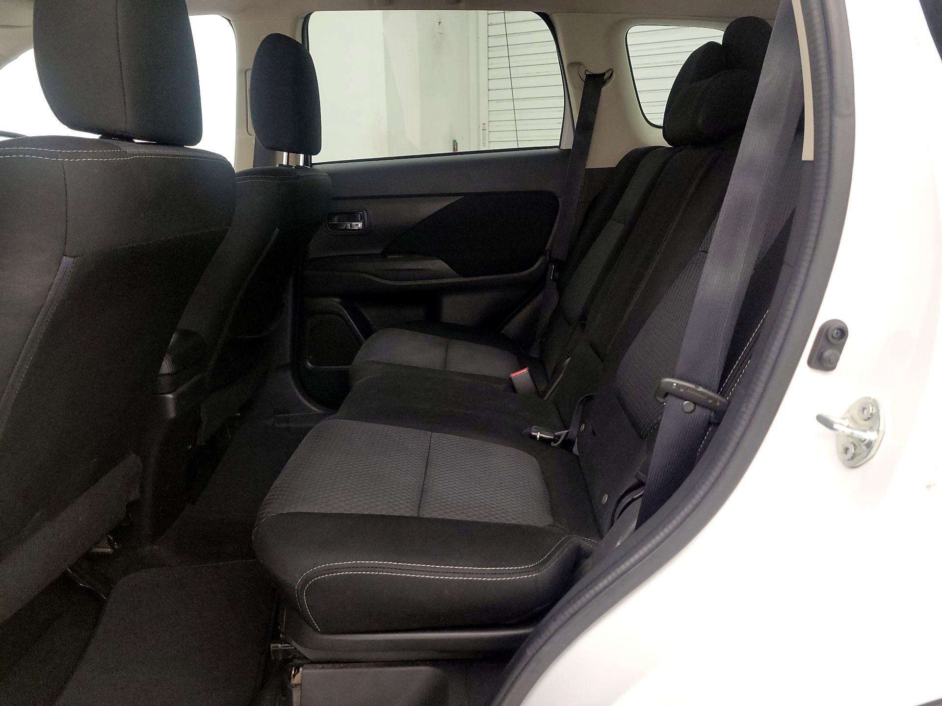 Thumbnail: 2016 Mitsubishi Outlander - 18