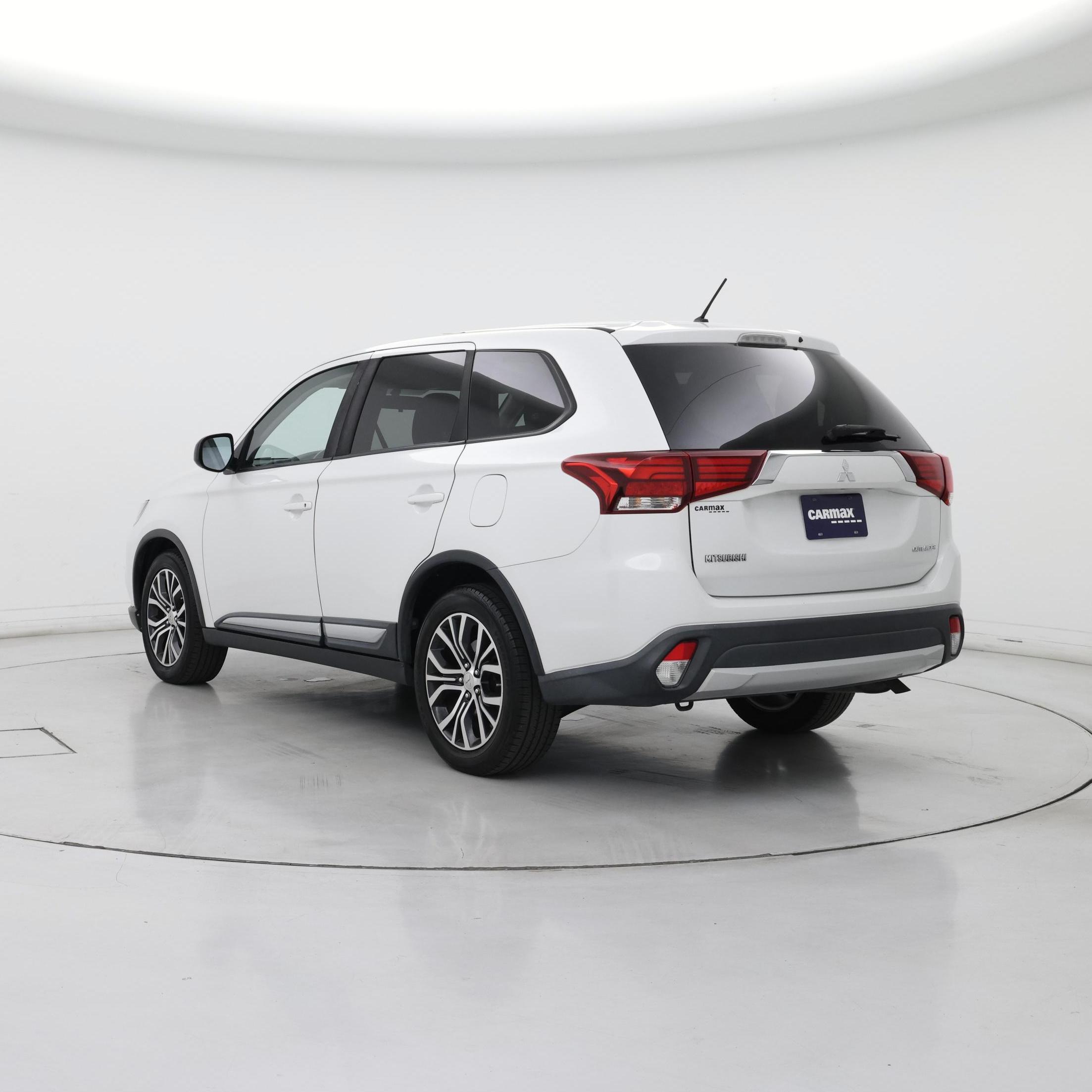 Thumbnail: 2016 Mitsubishi Outlander - 2