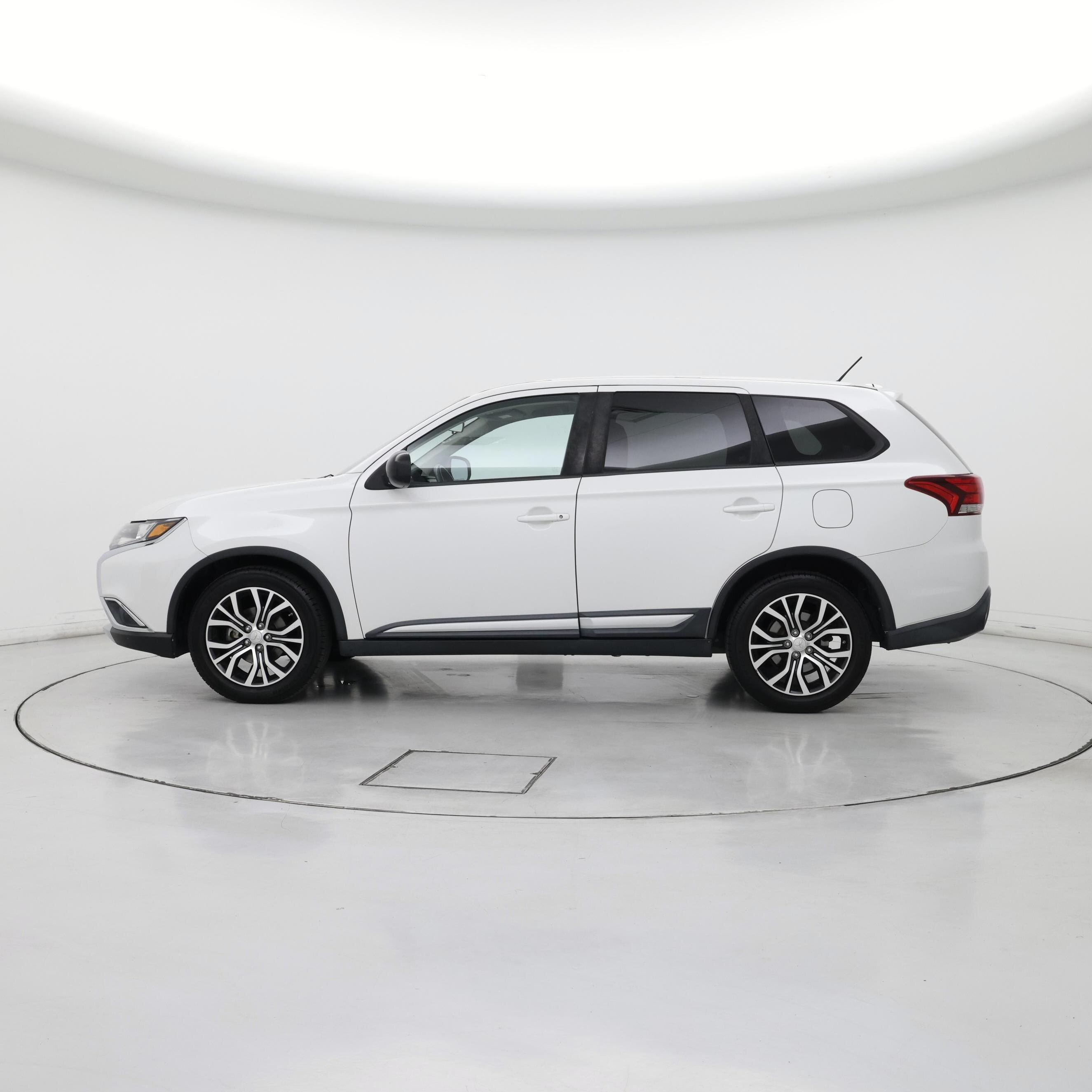 Thumbnail: 2016 Mitsubishi Outlander - 3