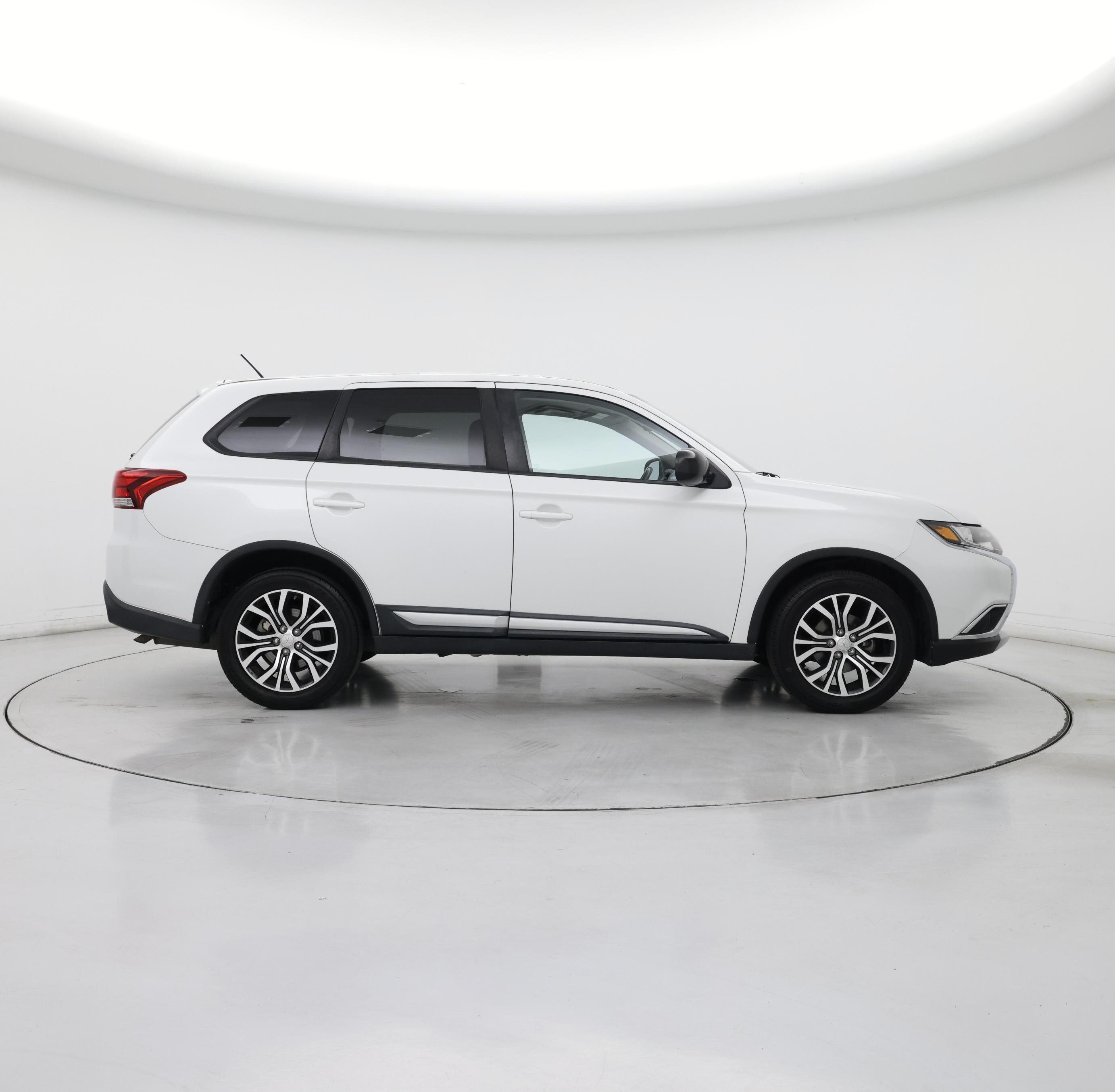 Thumbnail: 2016 Mitsubishi Outlander - 7