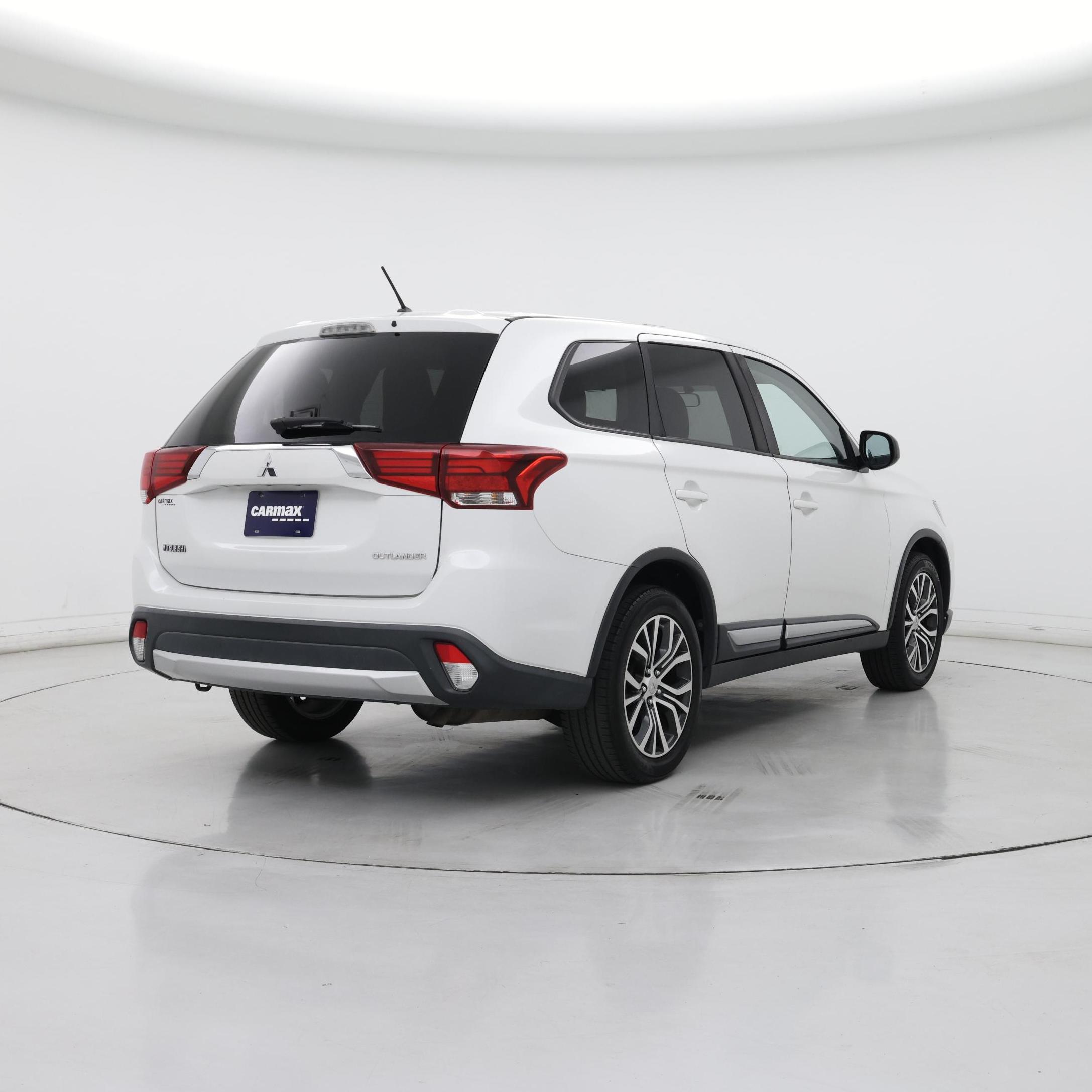 Thumbnail: 2016 Mitsubishi Outlander - 8