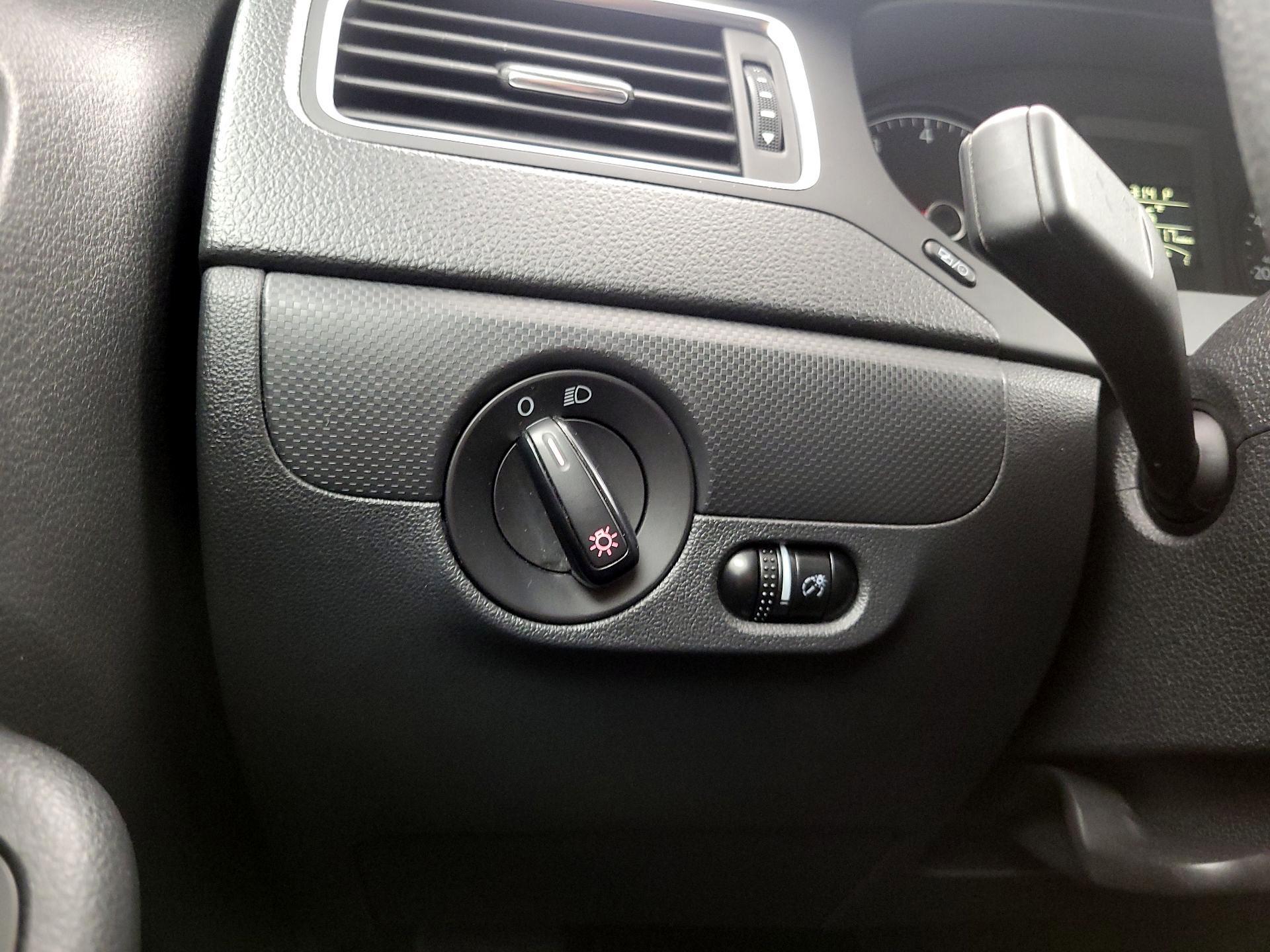 Thumbnail: 2014 Volkswagen Jetta - 13