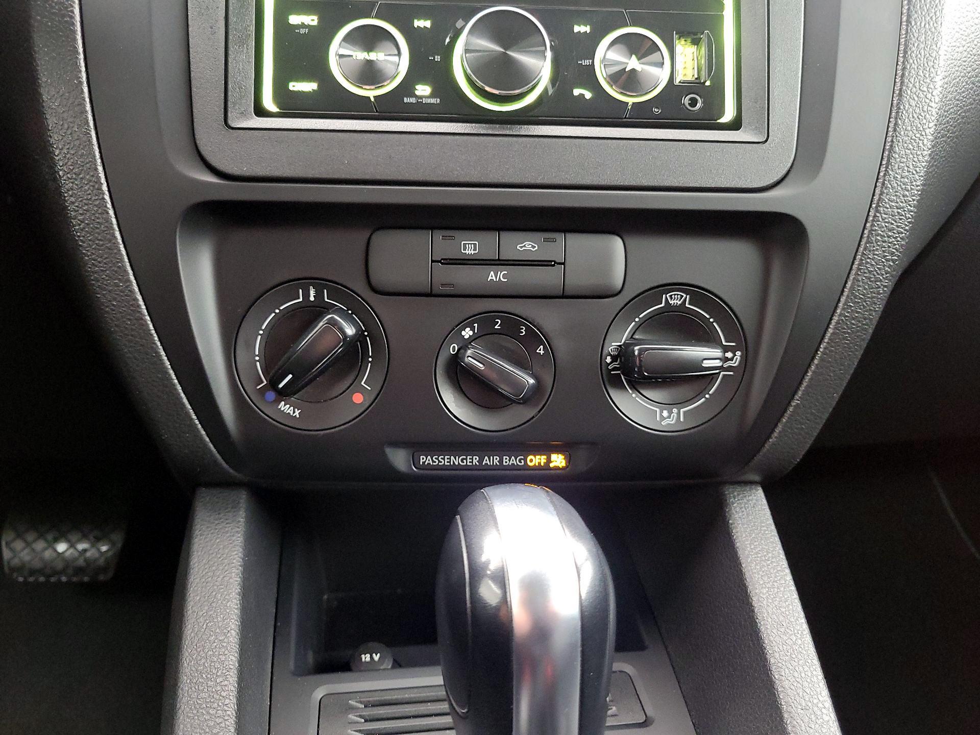 Thumbnail: 2014 Volkswagen Jetta - 15