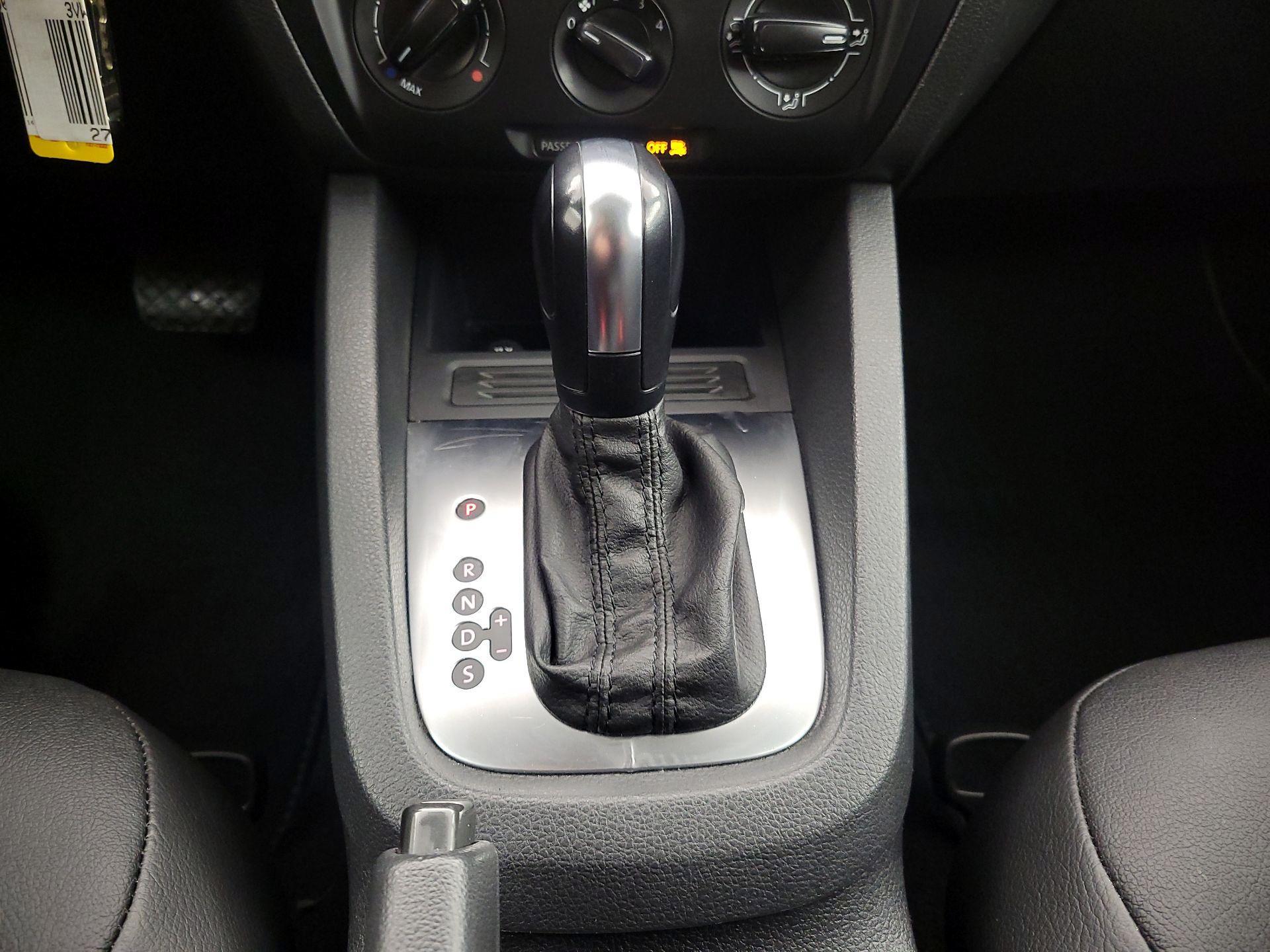 Thumbnail: 2014 Volkswagen Jetta - 16