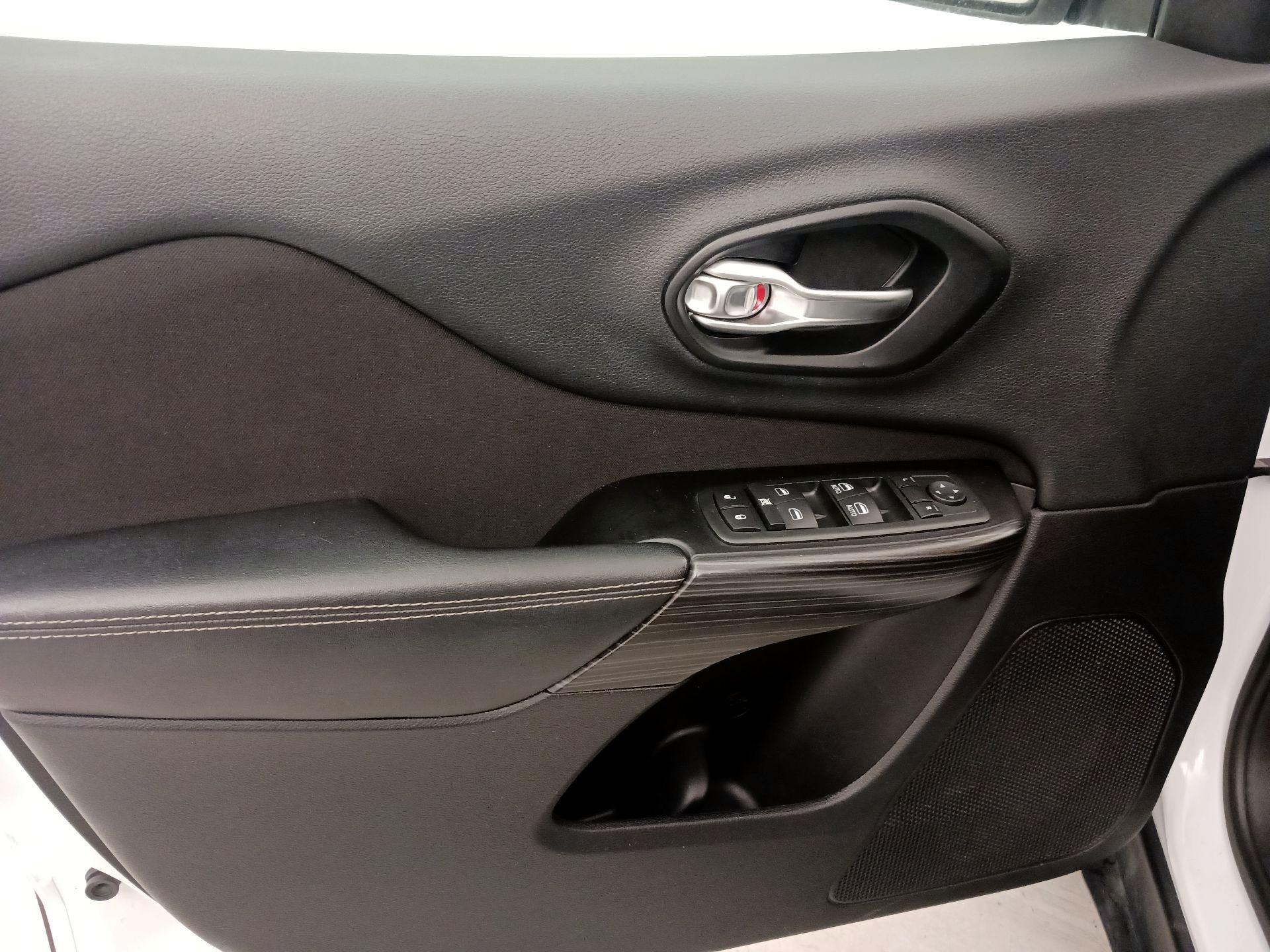 Thumbnail: 2014 Jeep Cherokee - 12