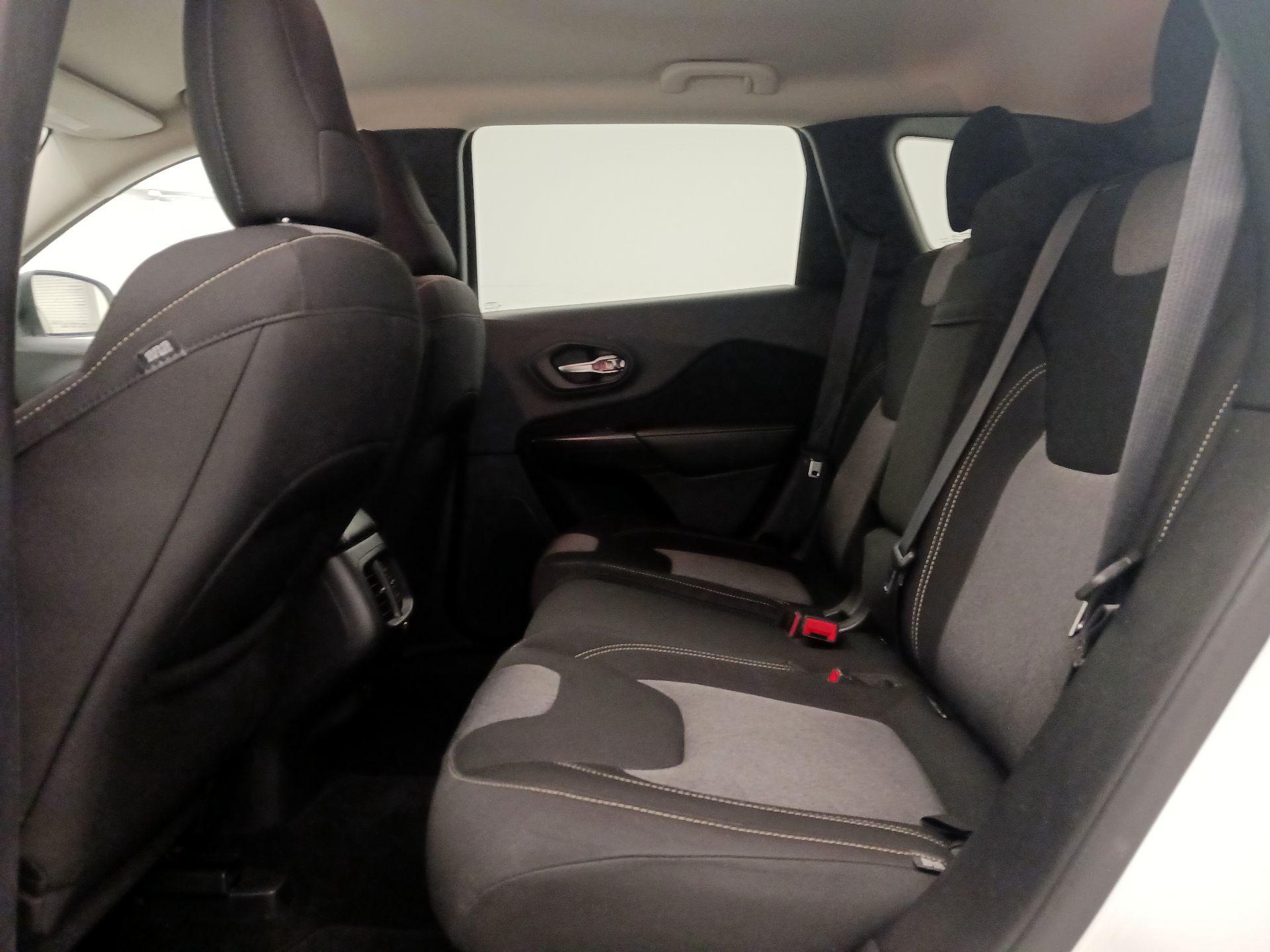 Thumbnail: 2014 Jeep Cherokee - 18