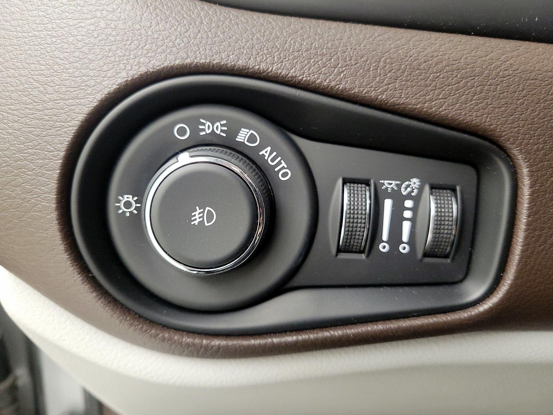 Thumbnail: 2015 Jeep Renegade - 13