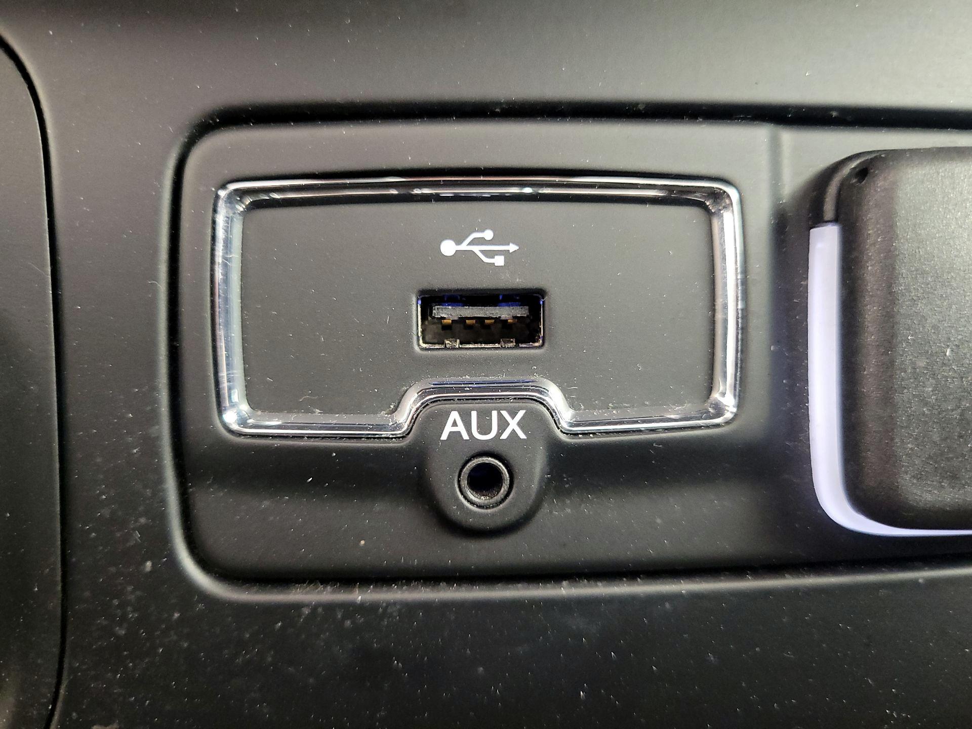 Thumbnail: 2015 Jeep Renegade - 19