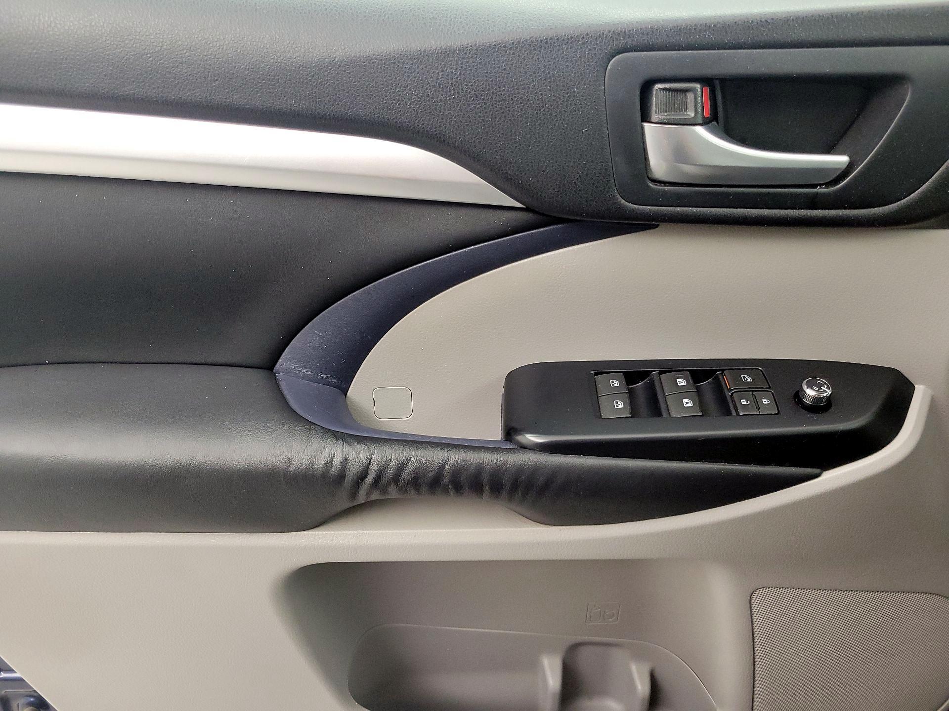 Thumbnail: 2015 Toyota Highlander - 12