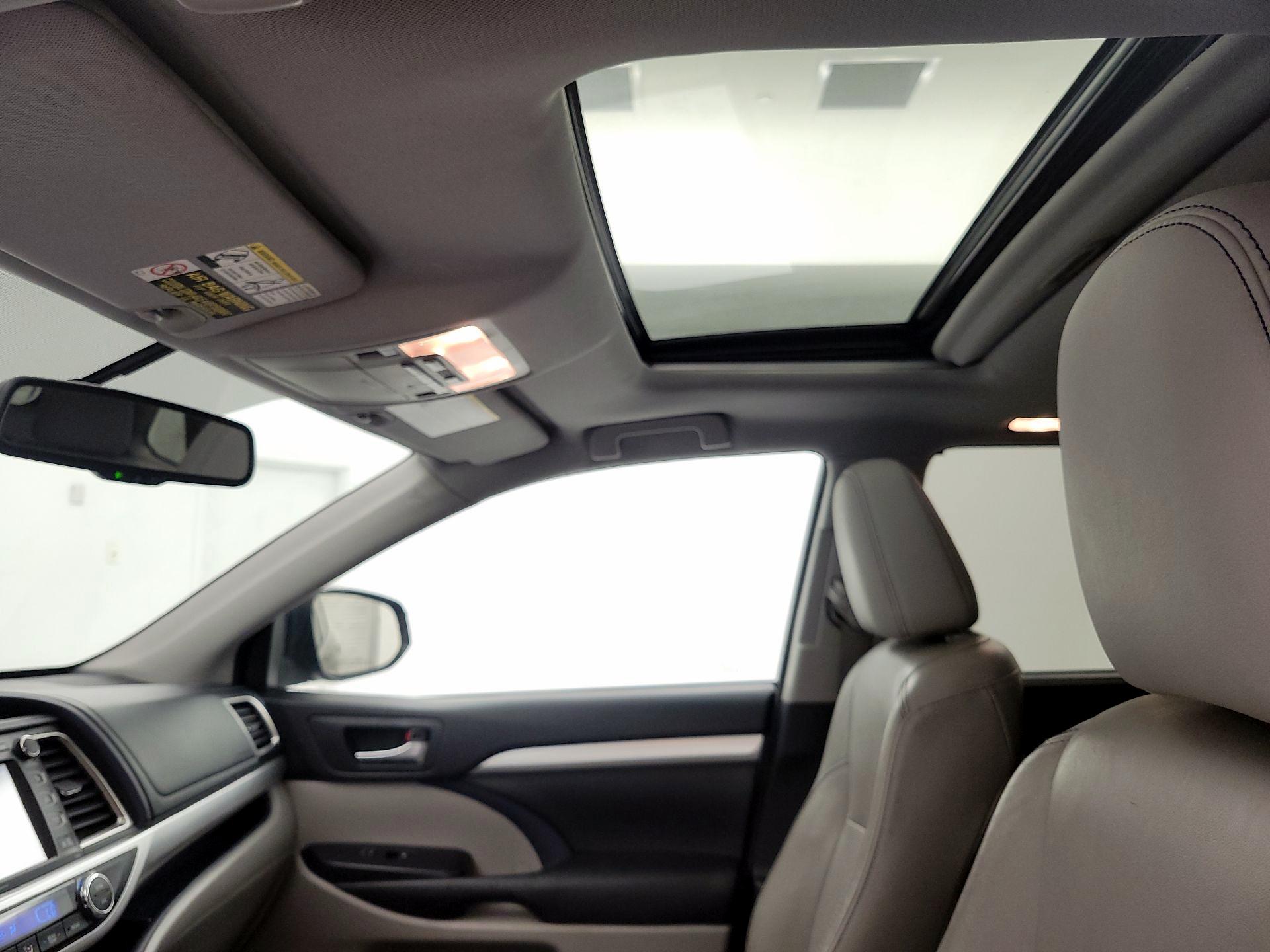 Thumbnail: 2015 Toyota Highlander - 19