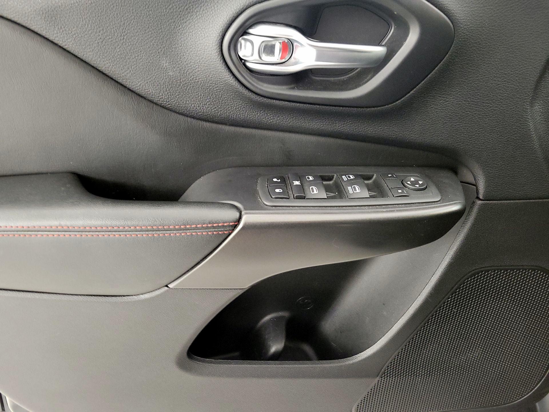 Thumbnail: 2020 Jeep Cherokee - 12