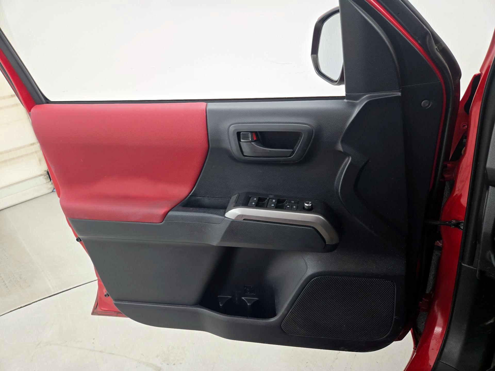 Thumbnail: 2018 Toyota Tacoma - 12