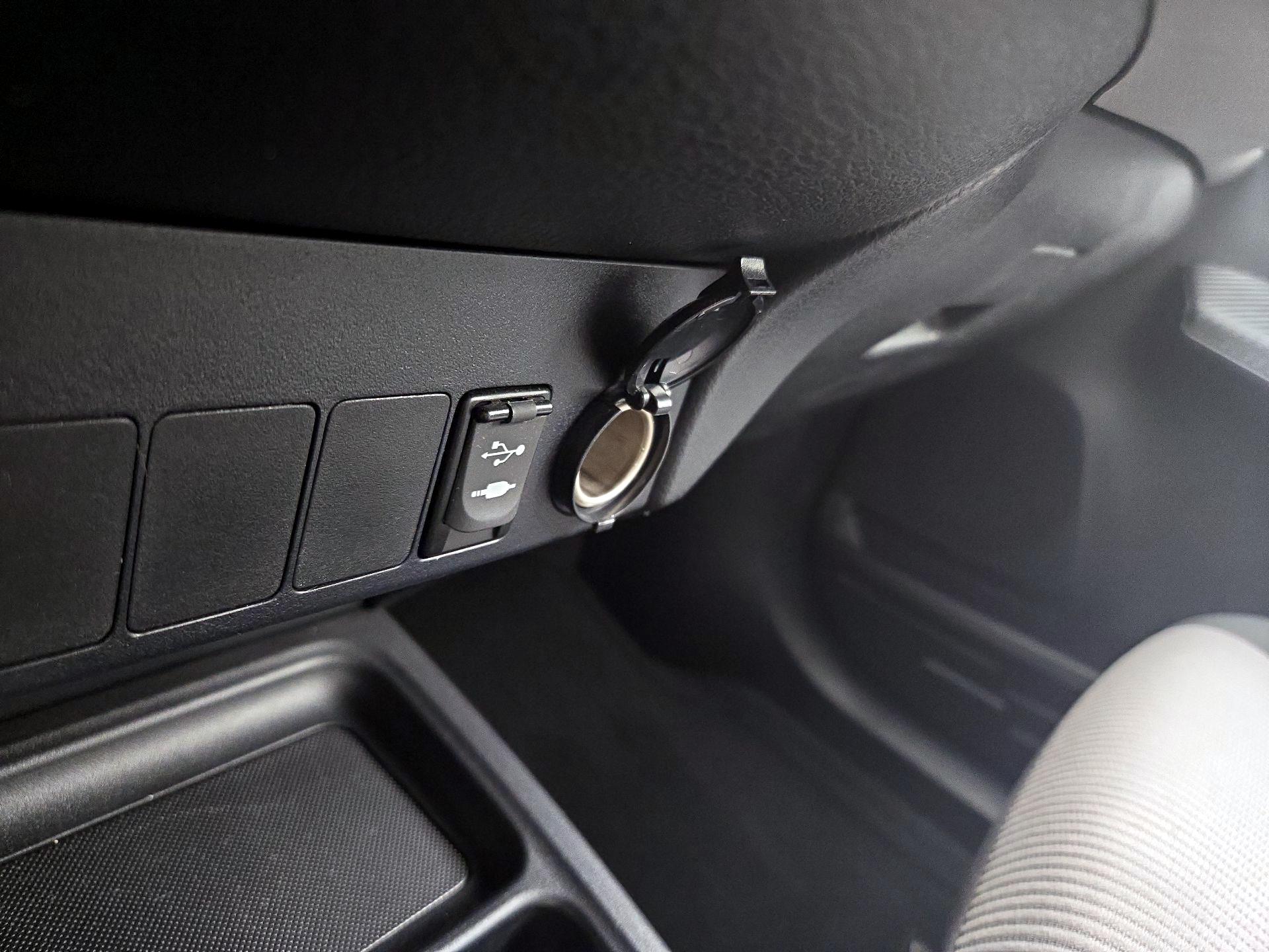 Thumbnail: 2015 Toyota RAV4 - 18