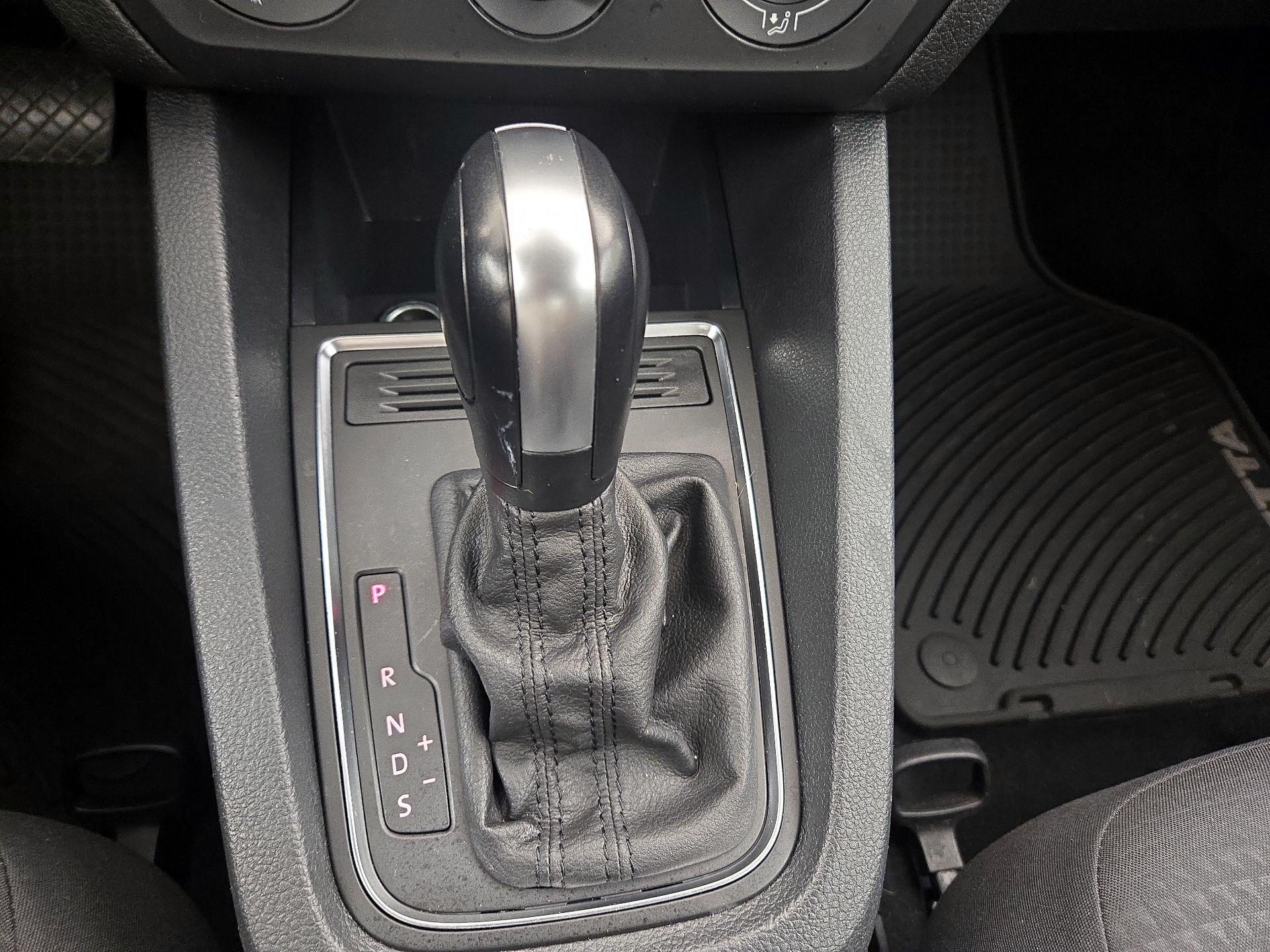 Thumbnail: 2015 Volkswagen Jetta - 16