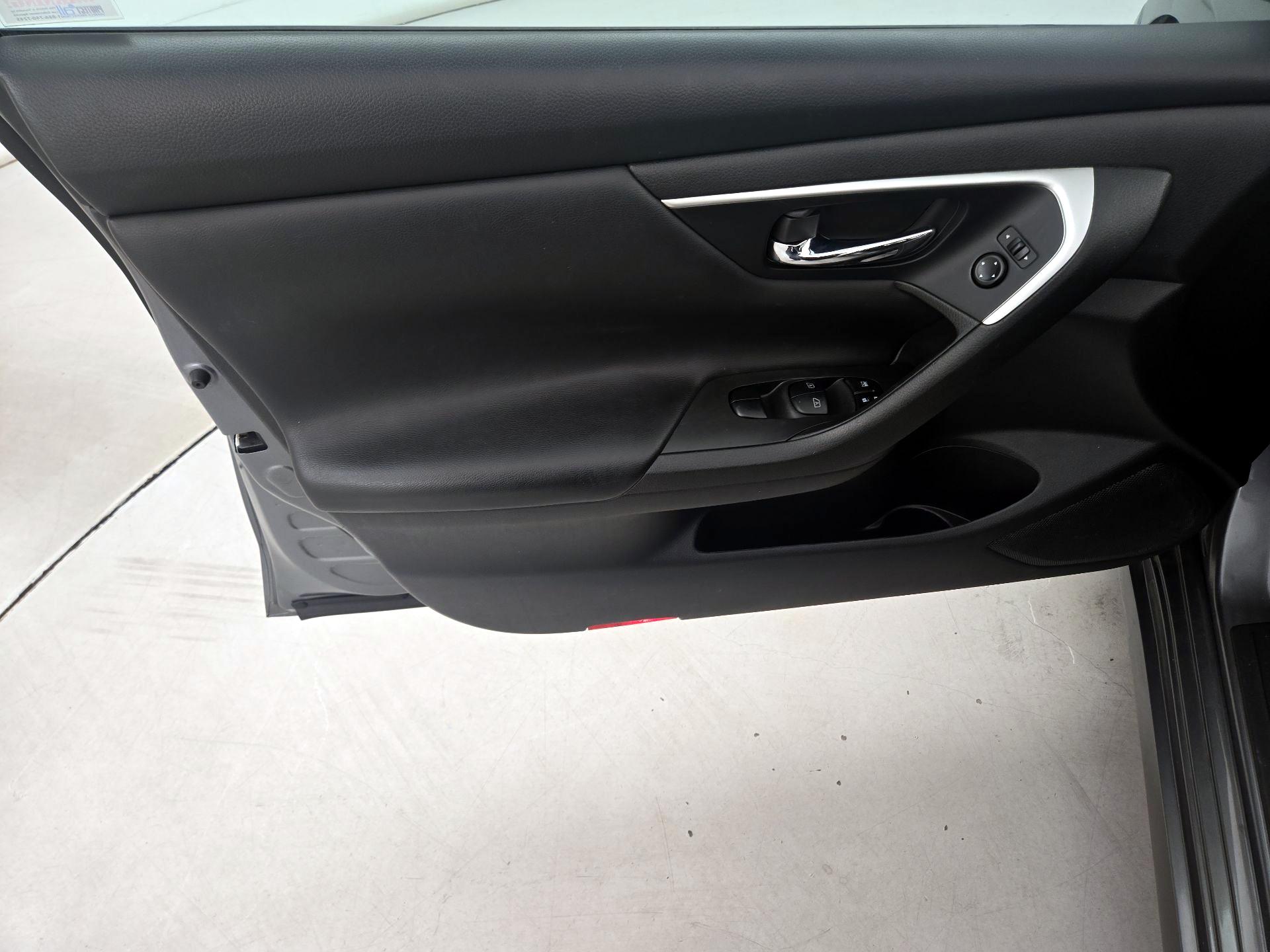 Thumbnail: 2016 Nissan Altima - 12