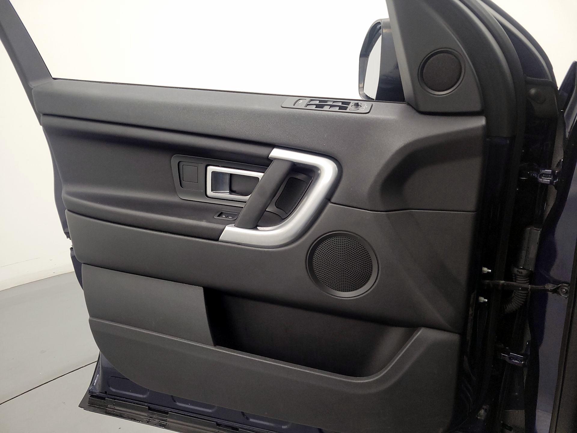 Thumbnail: 2019 Land Rover Discovery Sport - 12