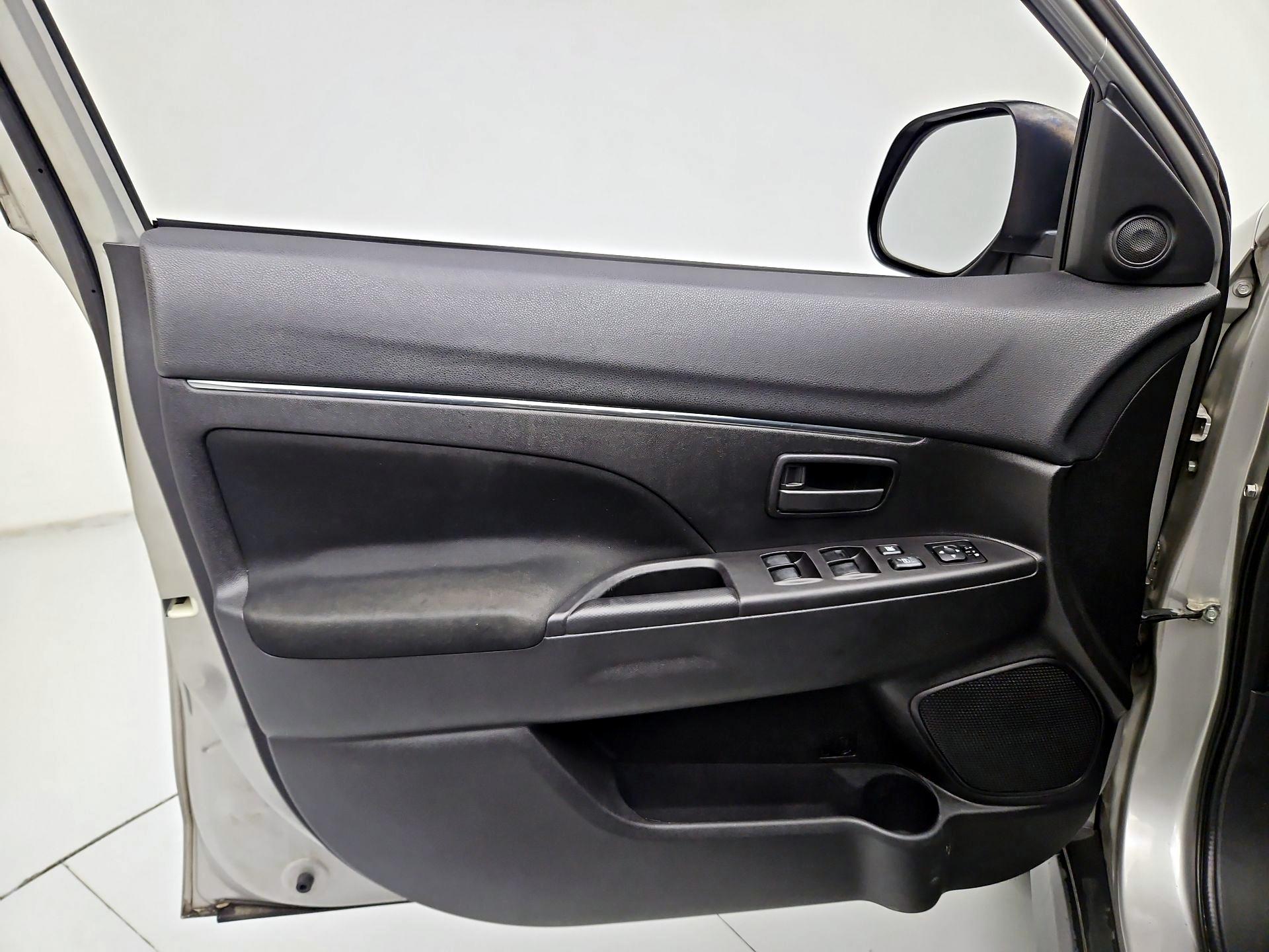Thumbnail: 2015 Mitsubishi Outlander Sport - 12