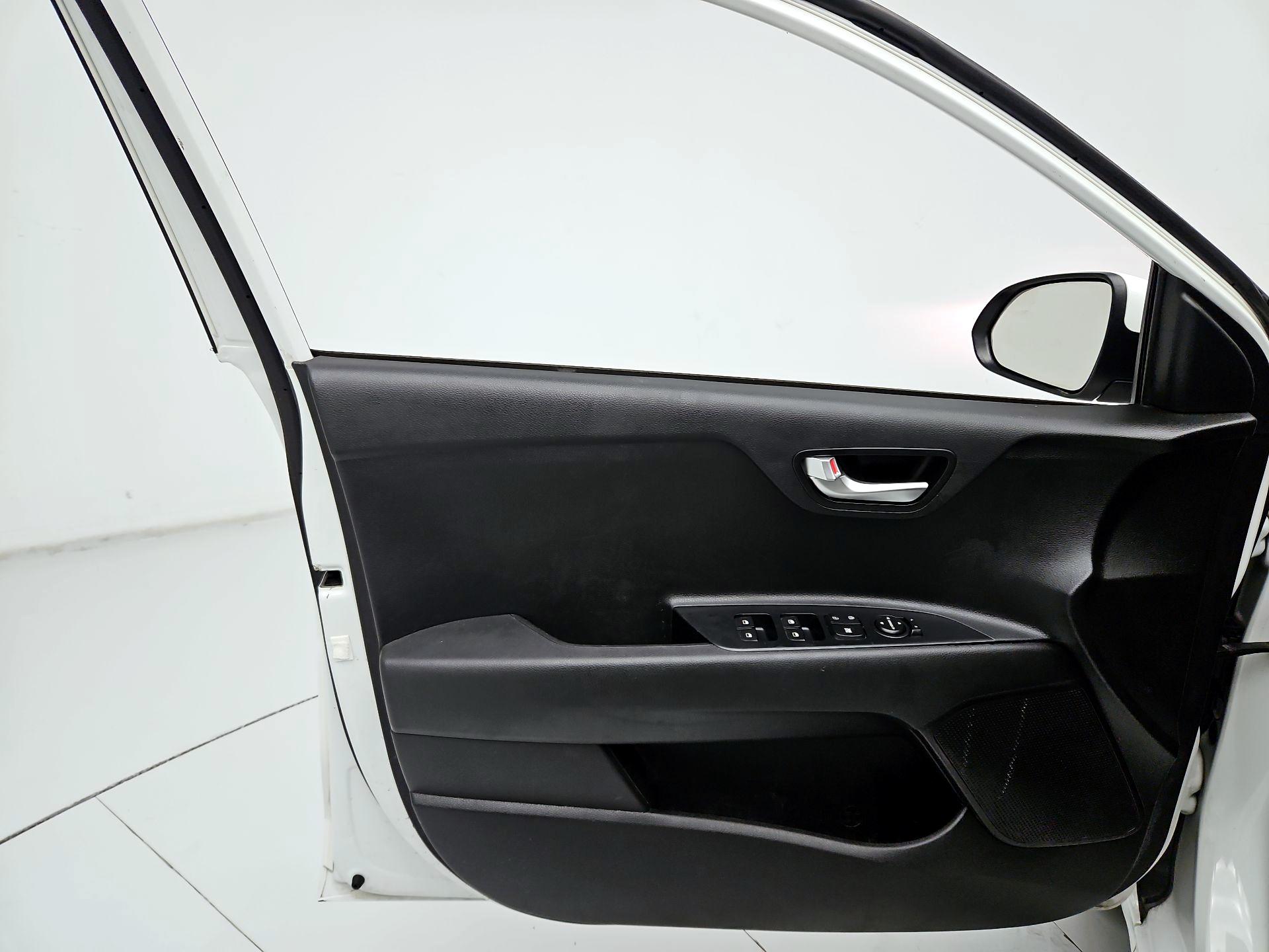 Thumbnail: 2019 Kia Rio - 12