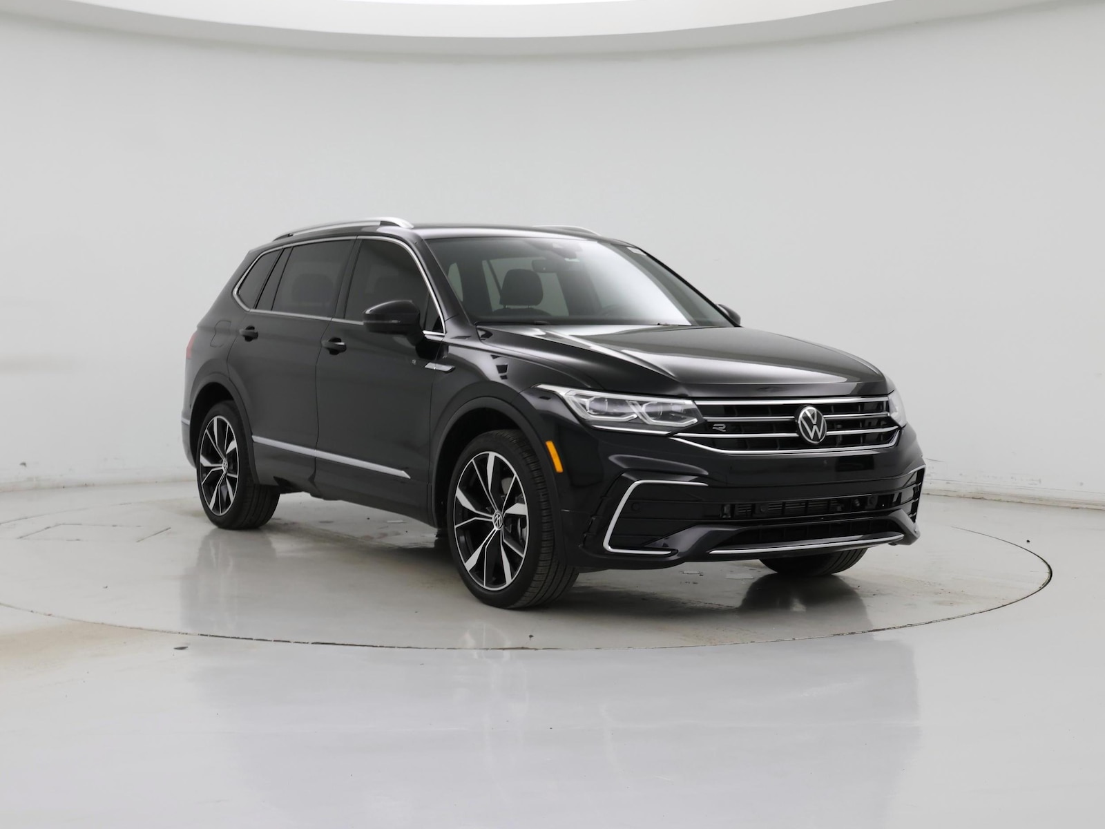 Image 2 of 2024 Volkswagen Tiguan SEL R-Line