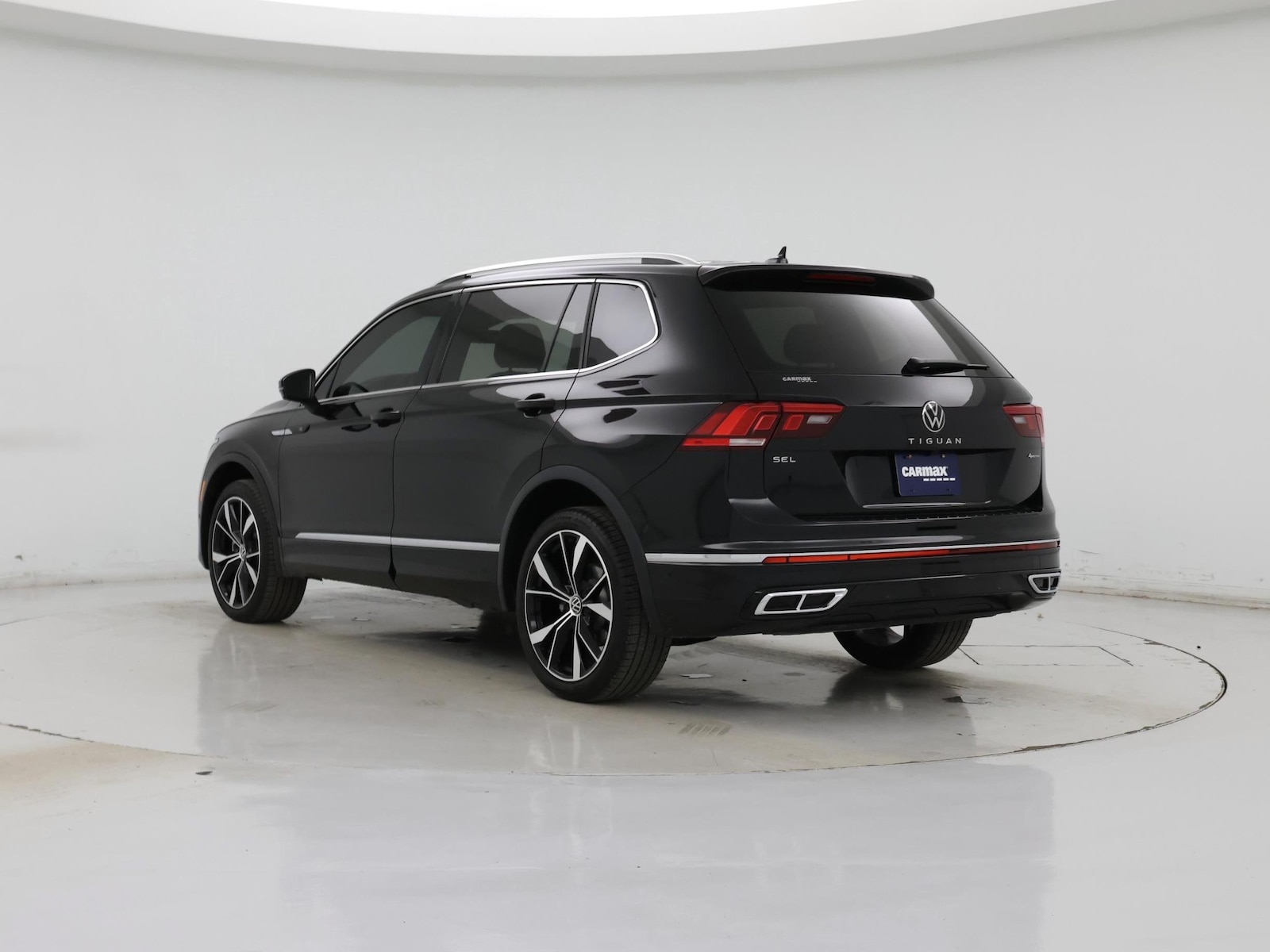 Image 3 of 2024 Volkswagen Tiguan SEL R-Line