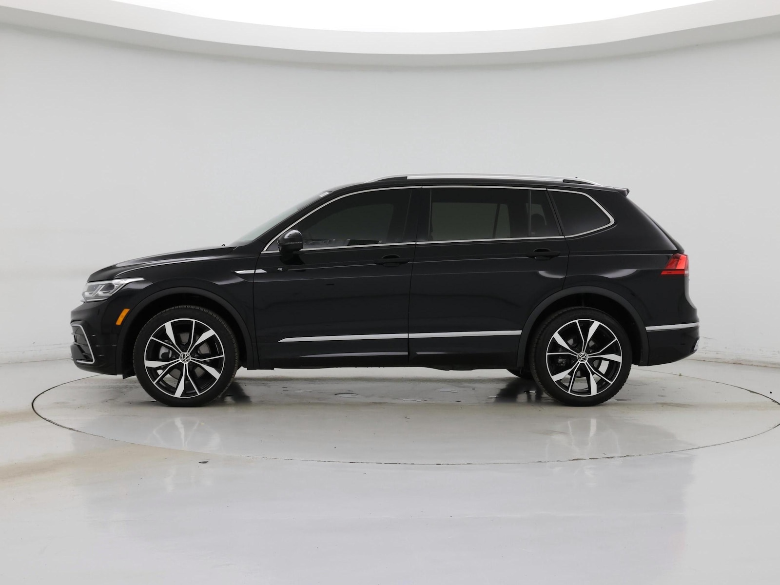 Image 4 of 2024 Volkswagen Tiguan SEL R-Line