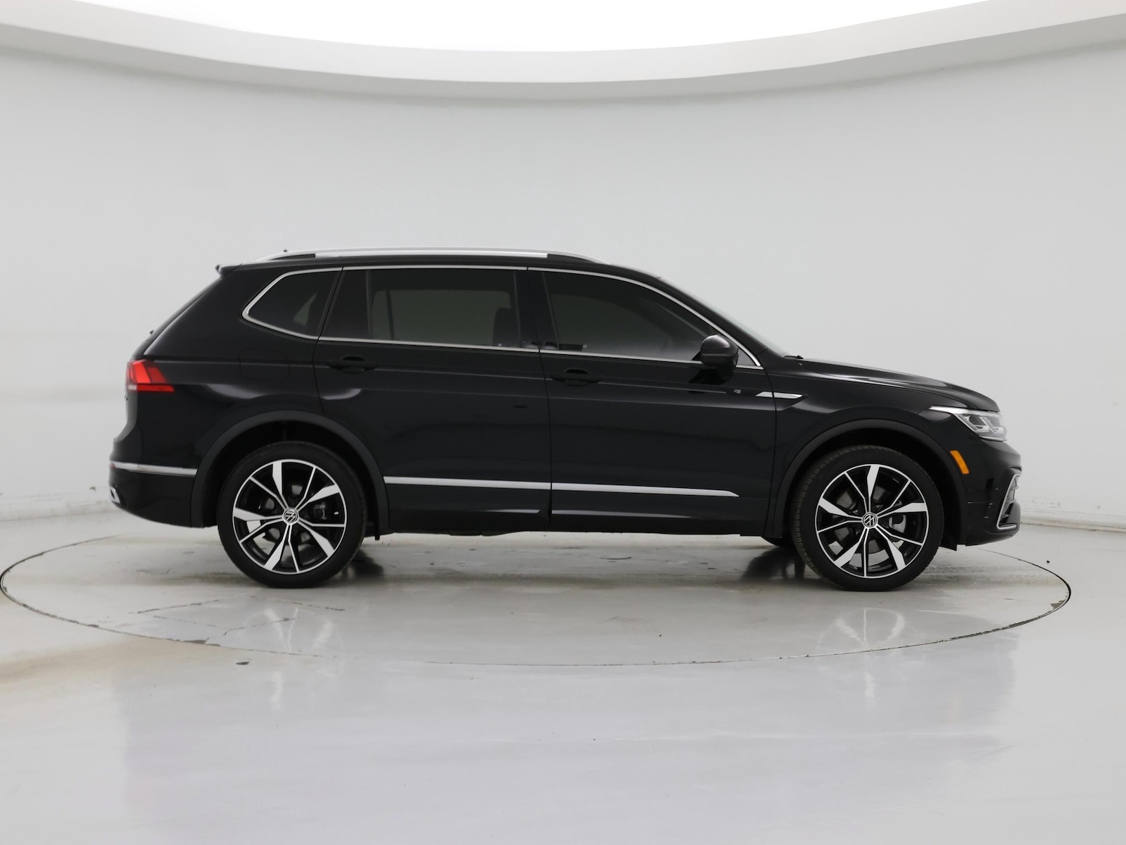 Image 8 of 2024 Volkswagen Tiguan SEL R-Line