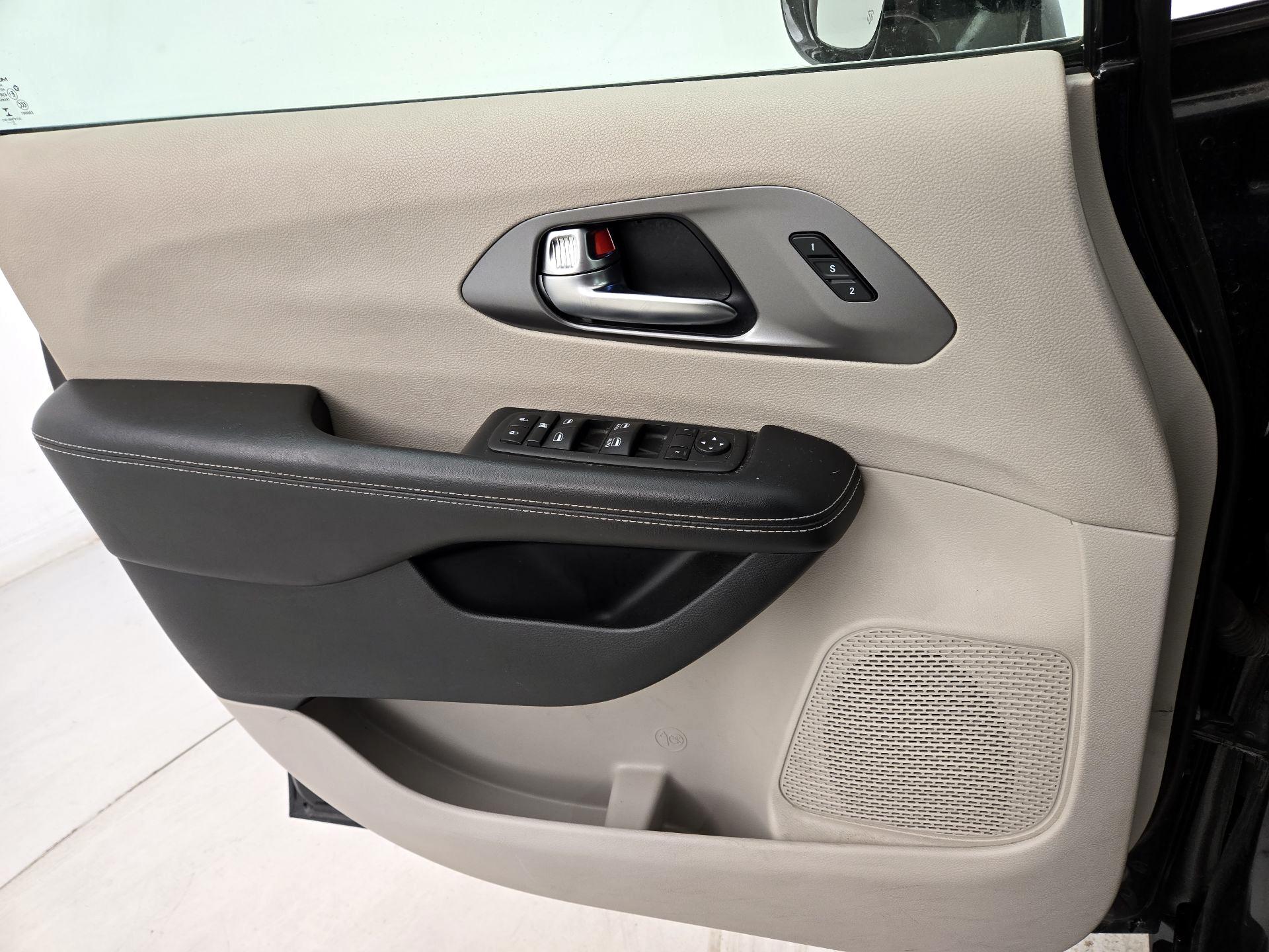 Thumbnail: 2022 Chrysler Pacifica - 12