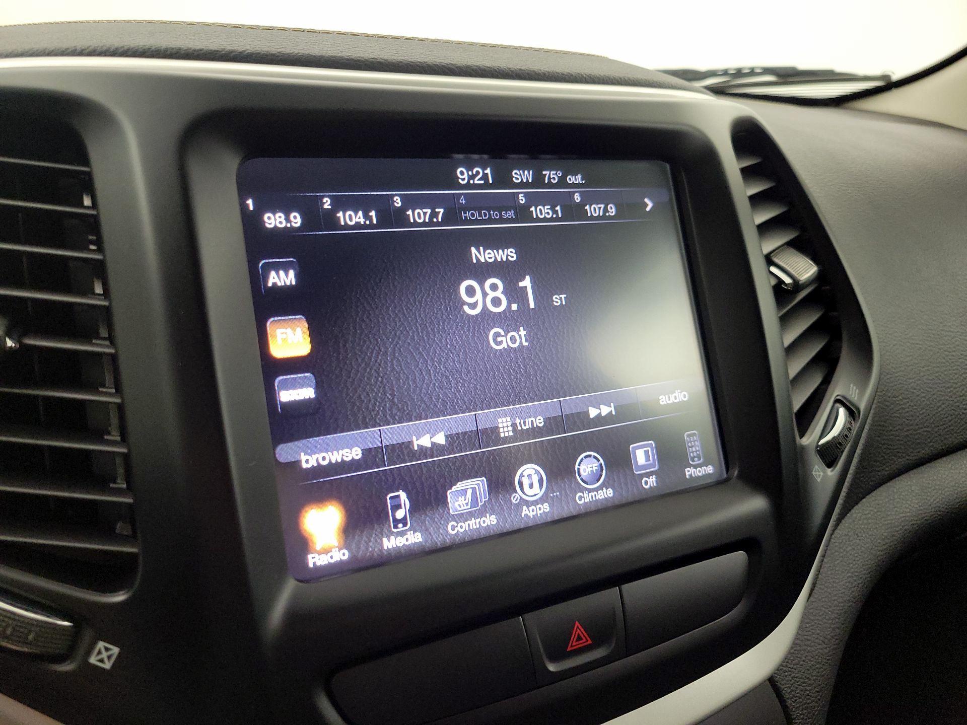 Thumbnail: 2018 Jeep Cherokee - 15