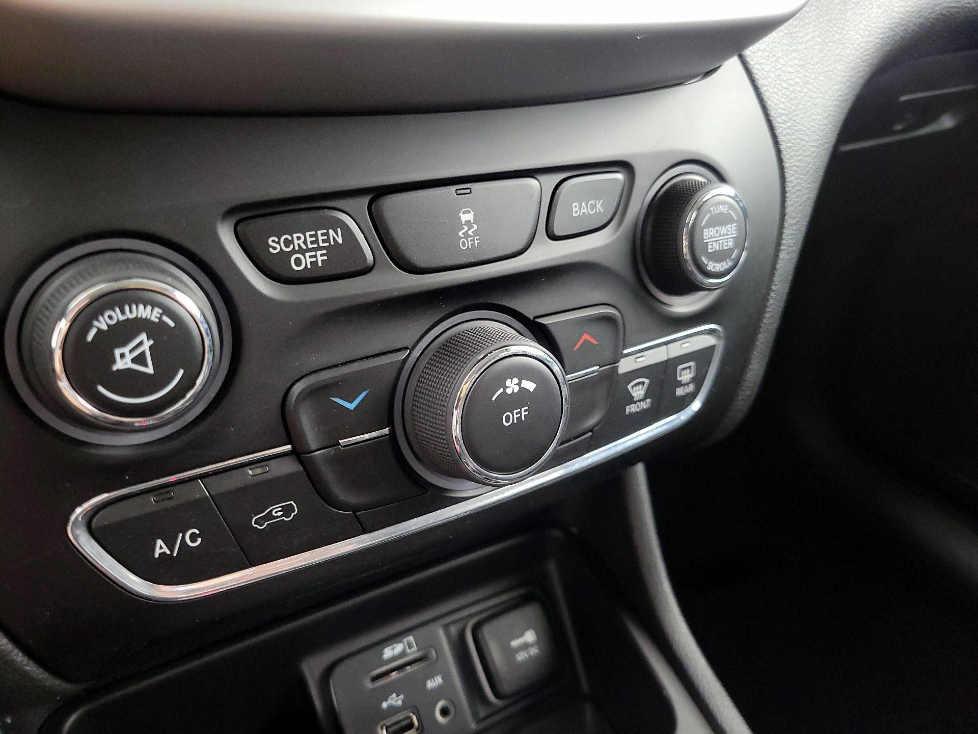 Thumbnail: 2018 Jeep Cherokee - 16