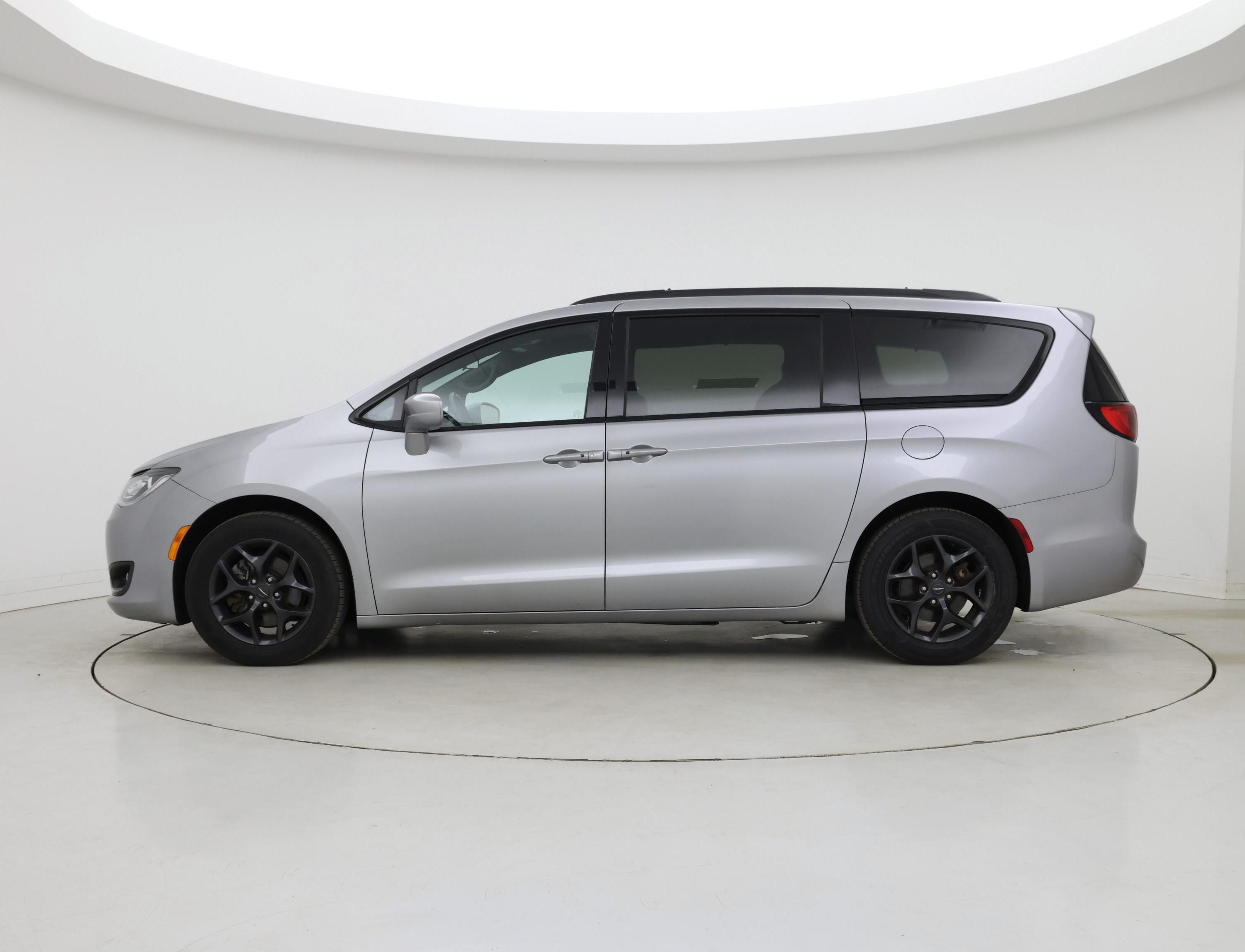 Thumbnail: 2018 Chrysler Pacifica - 3