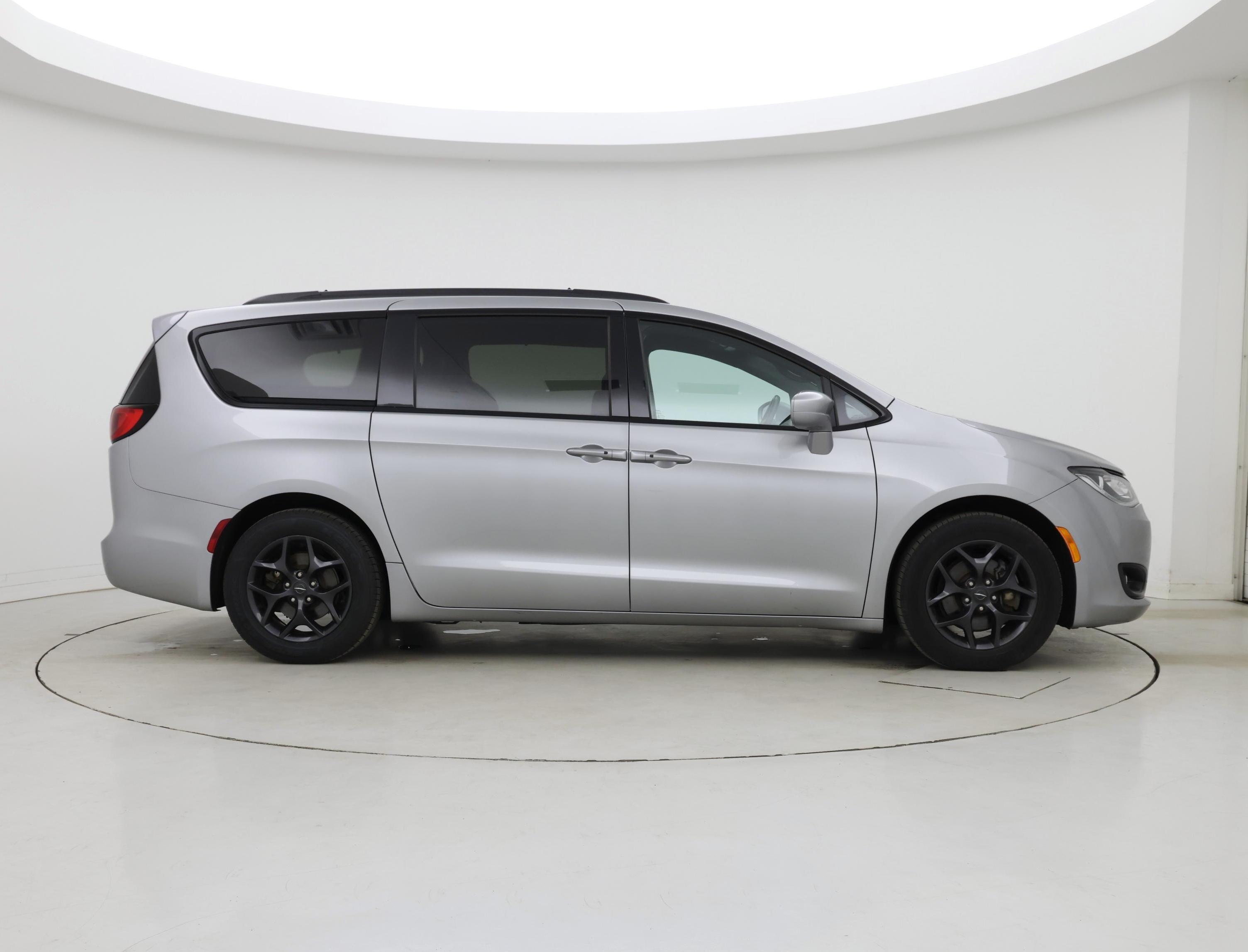 Thumbnail: 2018 Chrysler Pacifica - 7