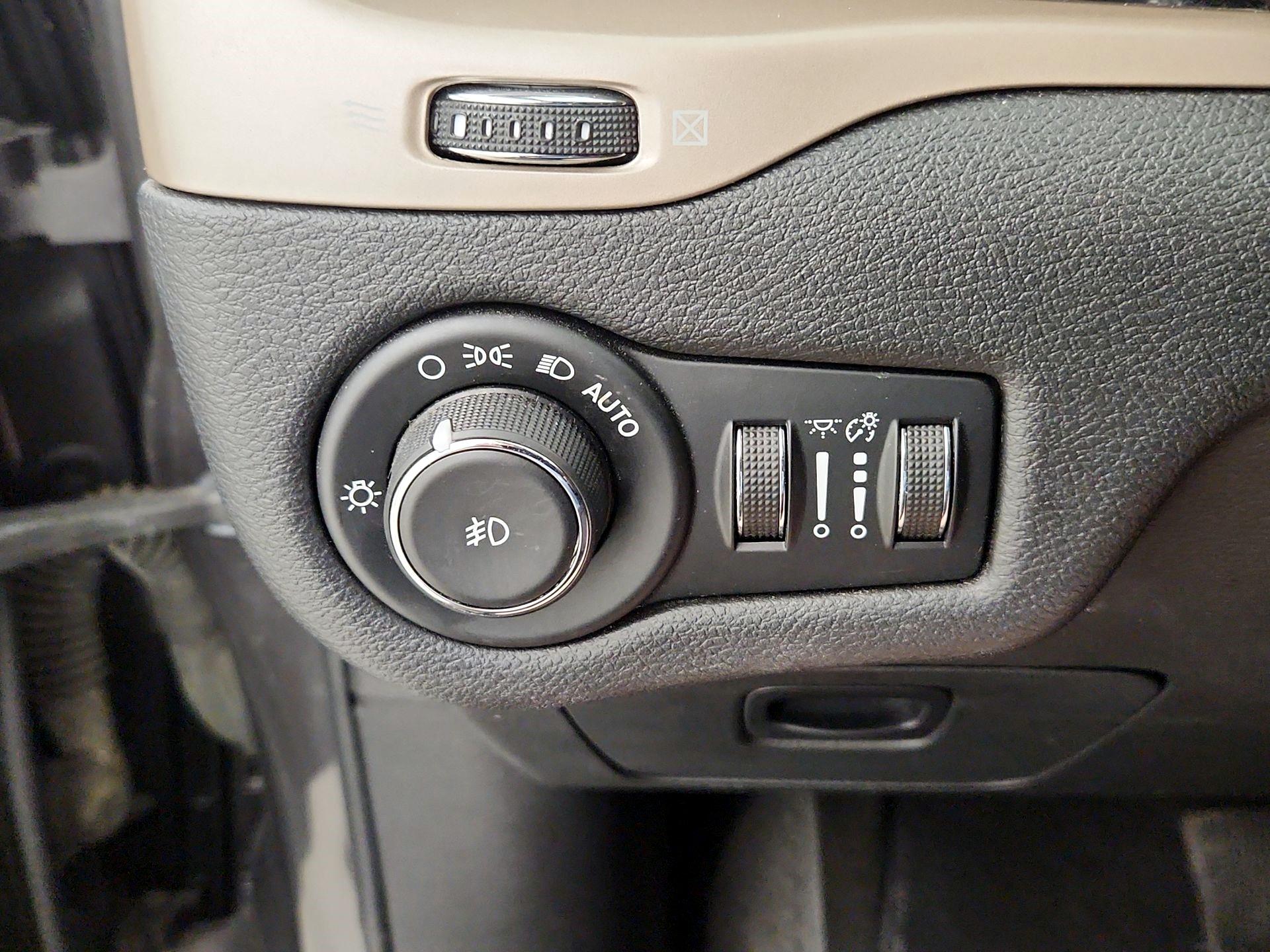 Thumbnail: 2016 Jeep Cherokee - 13