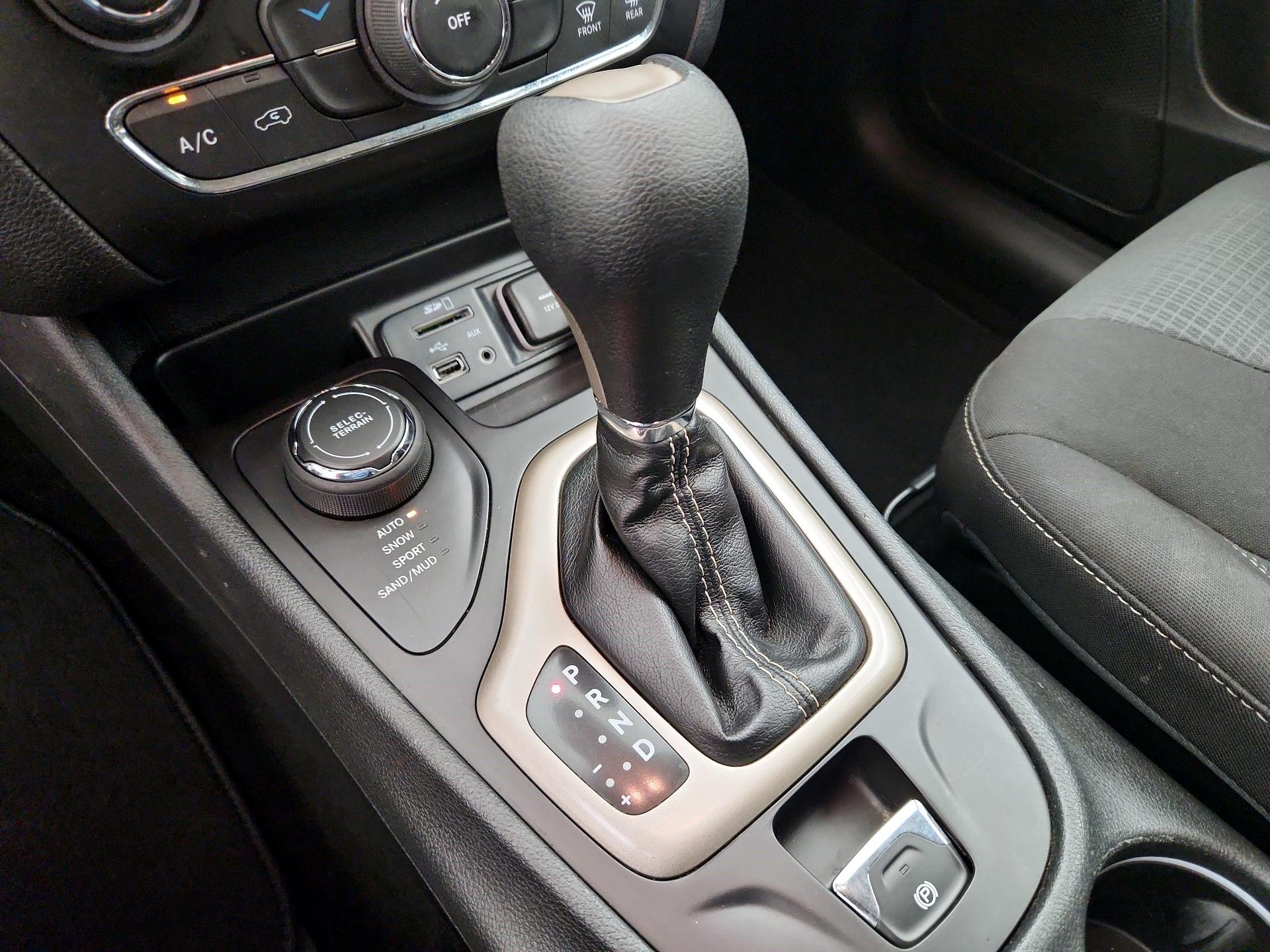 Thumbnail: 2016 Jeep Cherokee - 17