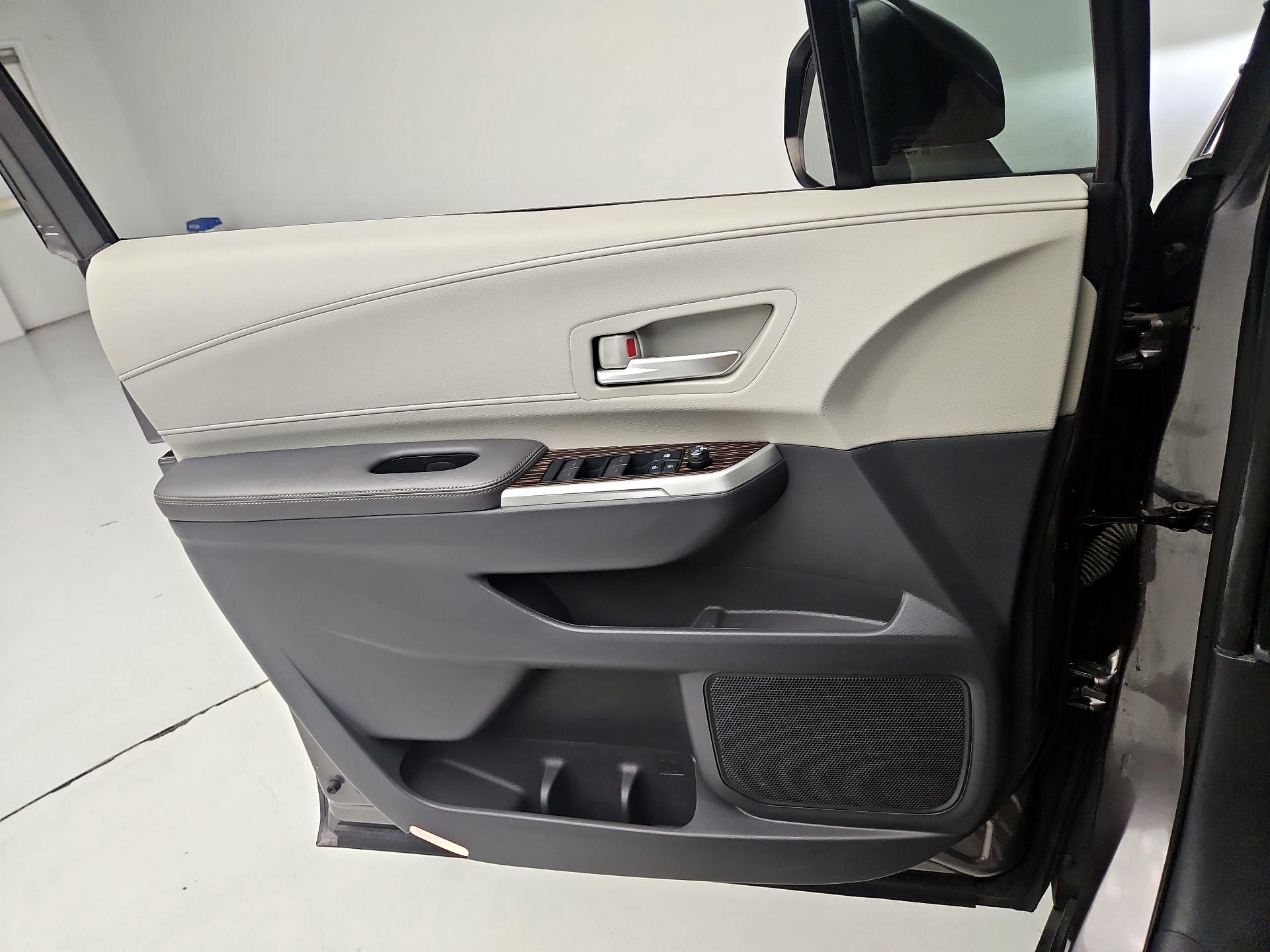 Thumbnail: 2021 Toyota Sienna - 12