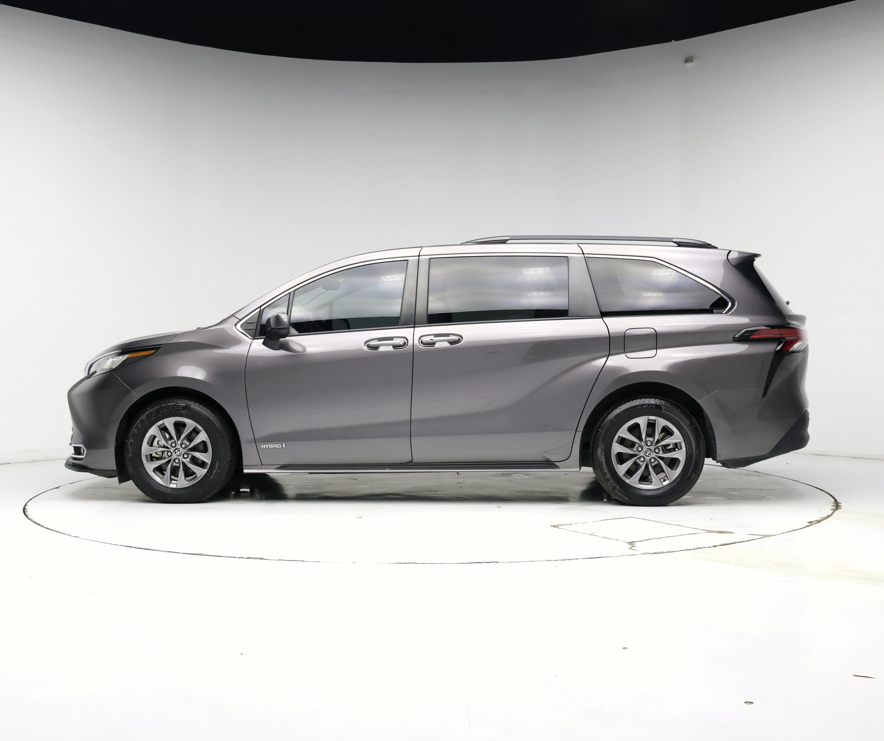 Thumbnail: 2021 Toyota Sienna - 3