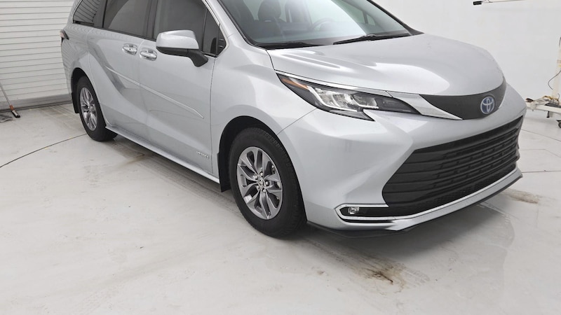 2021 Toyota Sienna XLE Hero Image