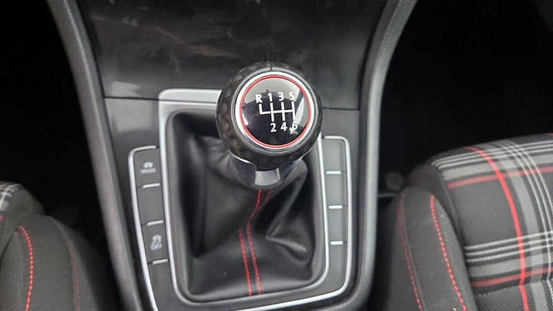 2017 Volkswagen Golf GTI S 17