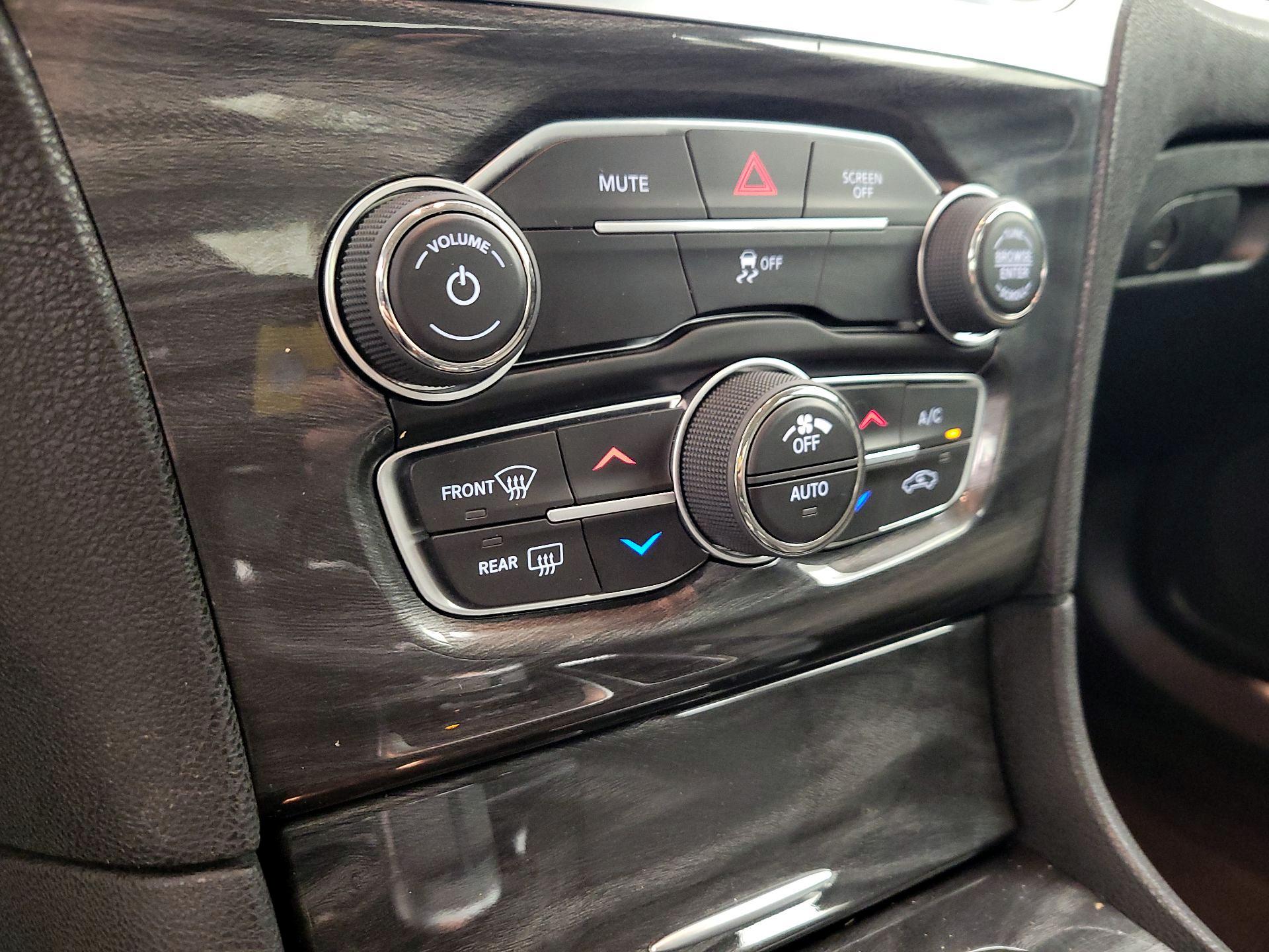 Thumbnail: 2019 Chrysler 300 - 16