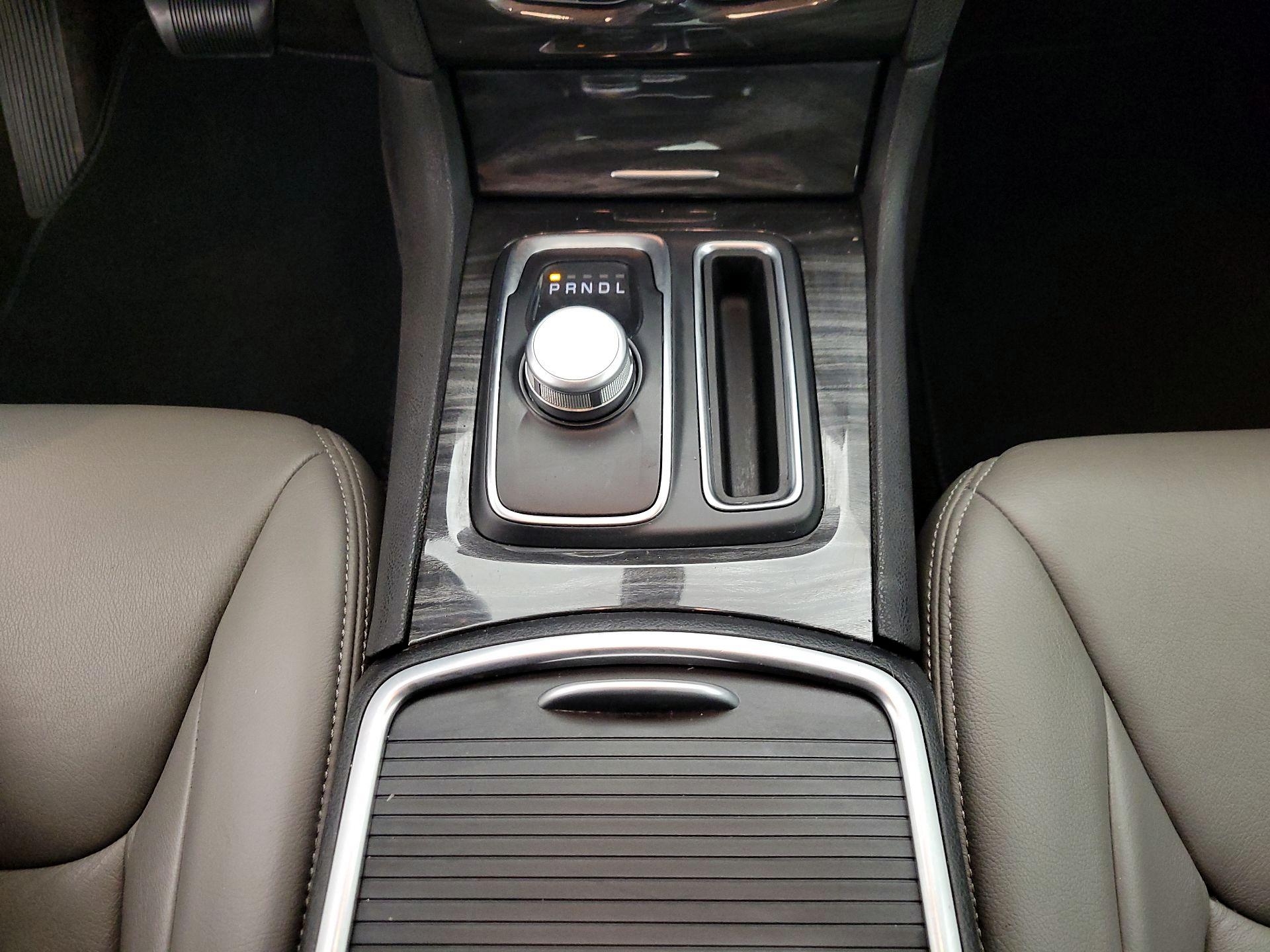 Thumbnail: 2019 Chrysler 300 - 17