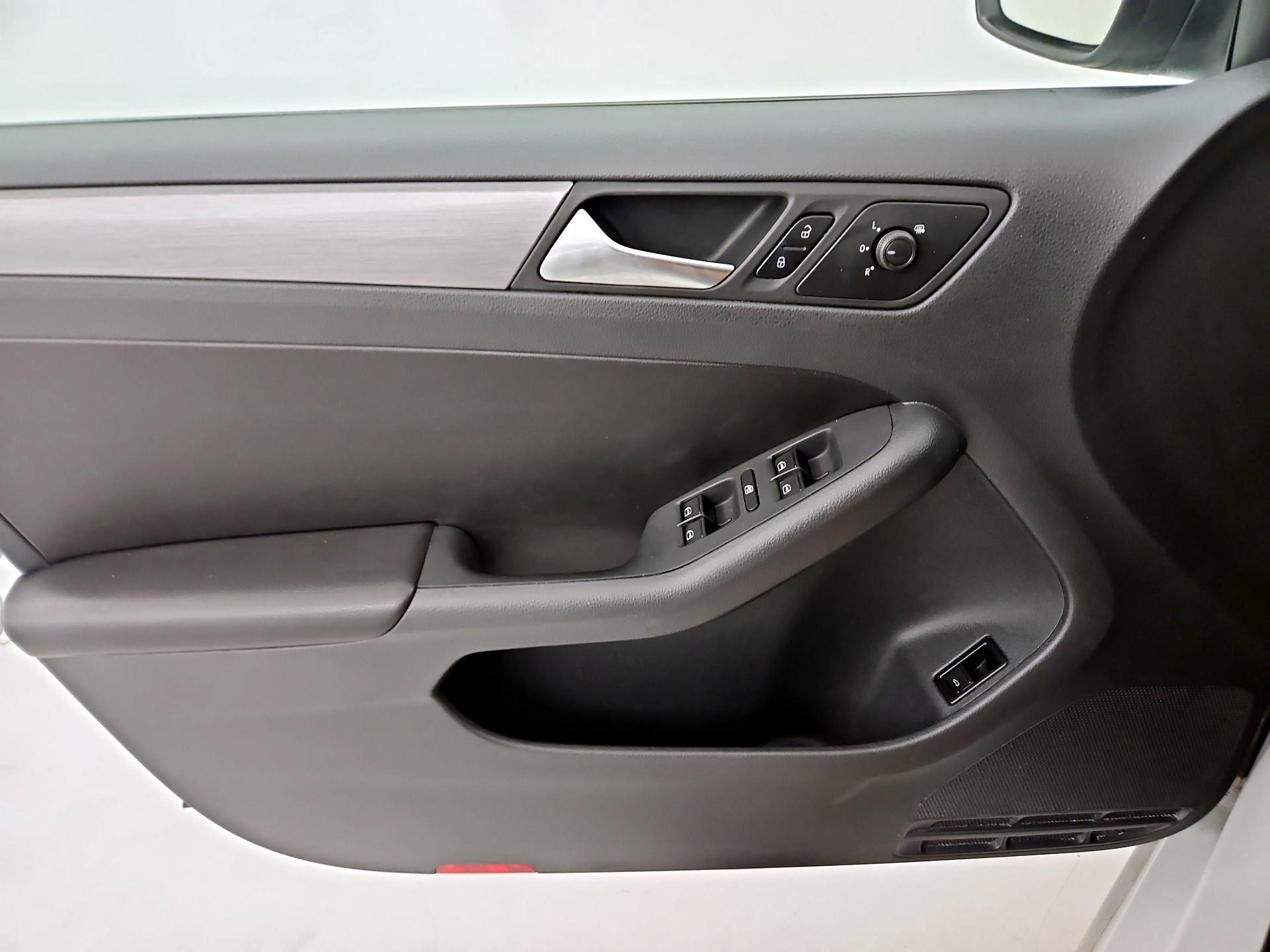 Thumbnail: 2016 Volkswagen Jetta - 12
