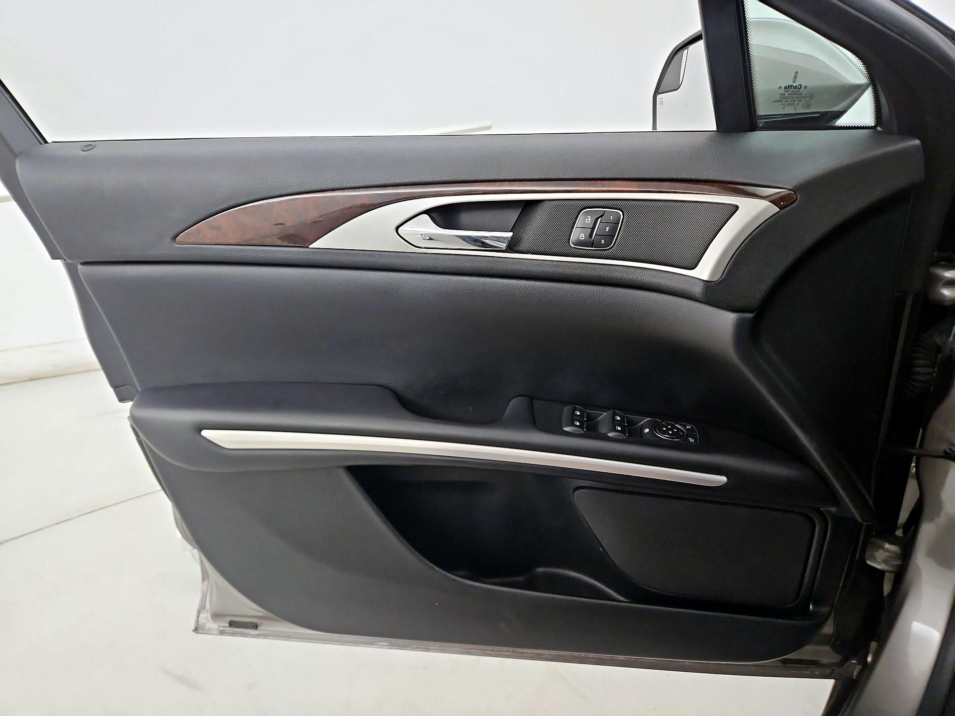 Thumbnail: 2016 Lincoln MKZ - 12