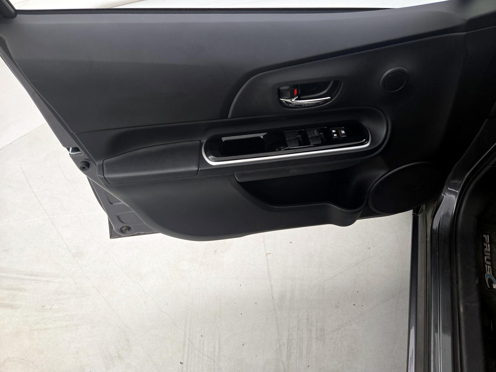Thumbnail: 2015 Toyota Prius c - 12