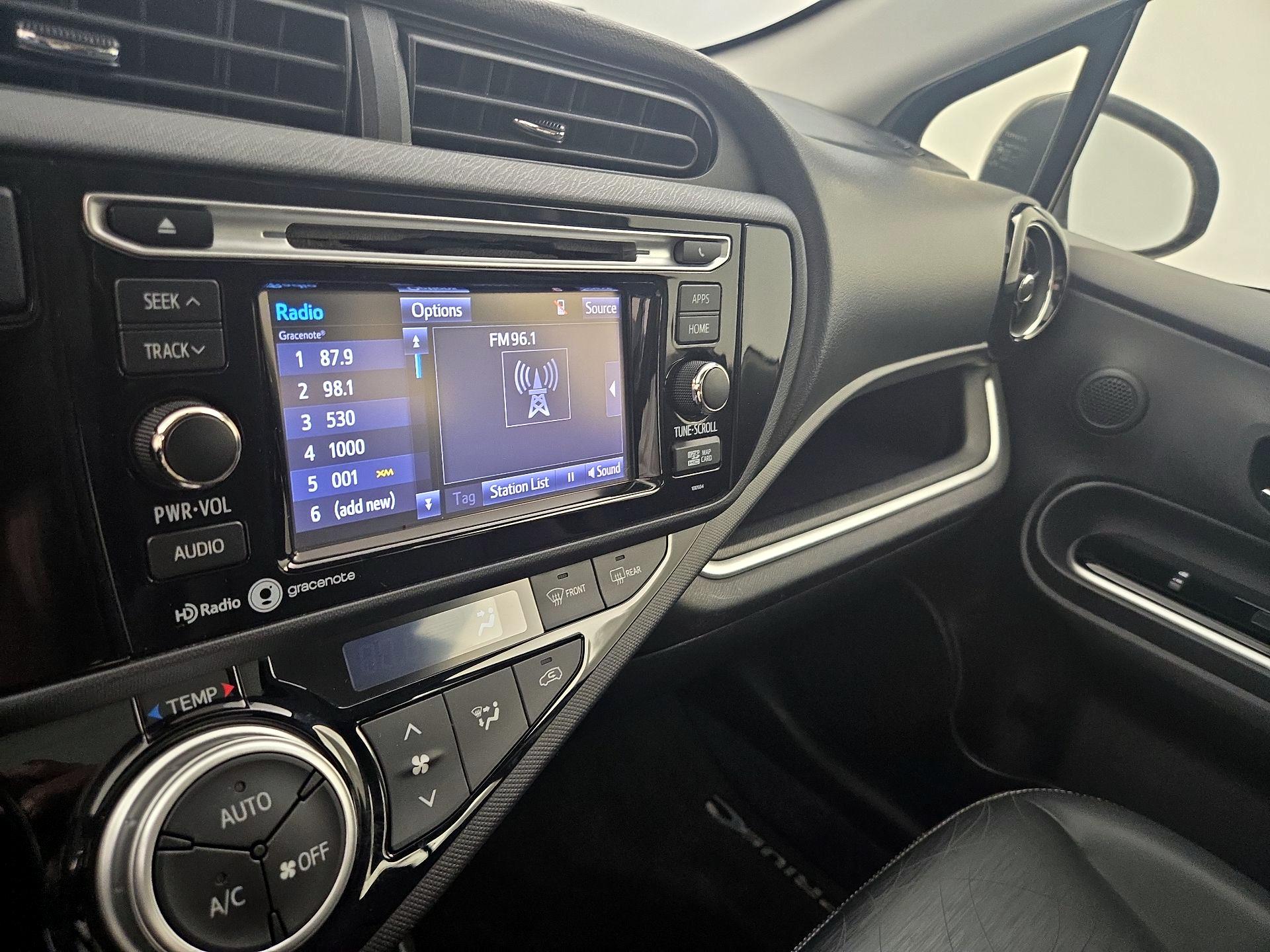 Thumbnail: 2015 Toyota Prius c - 16